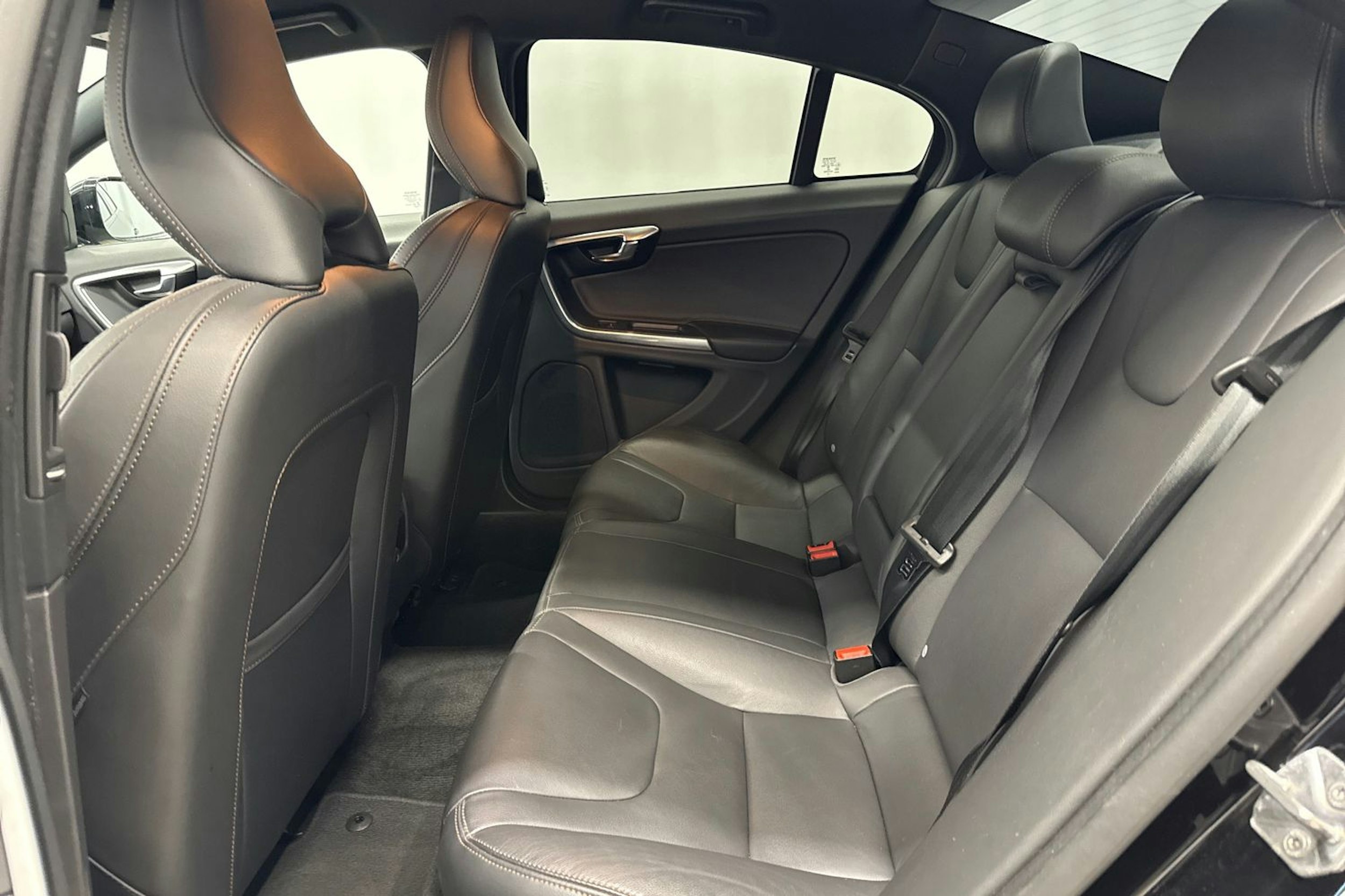 musta Volvo S60 Cross Country 2016 kuva 12.