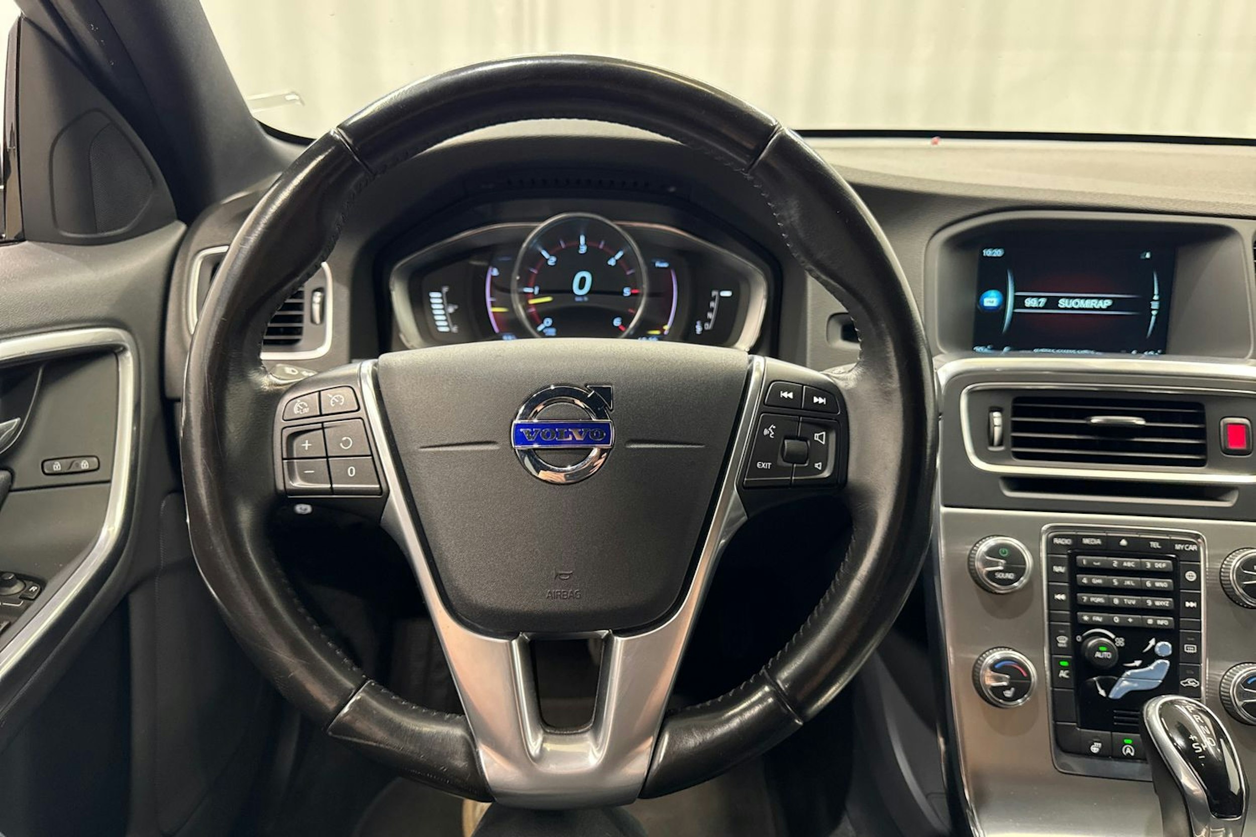 musta Volvo S60 Cross Country 2016 kuva 13.
