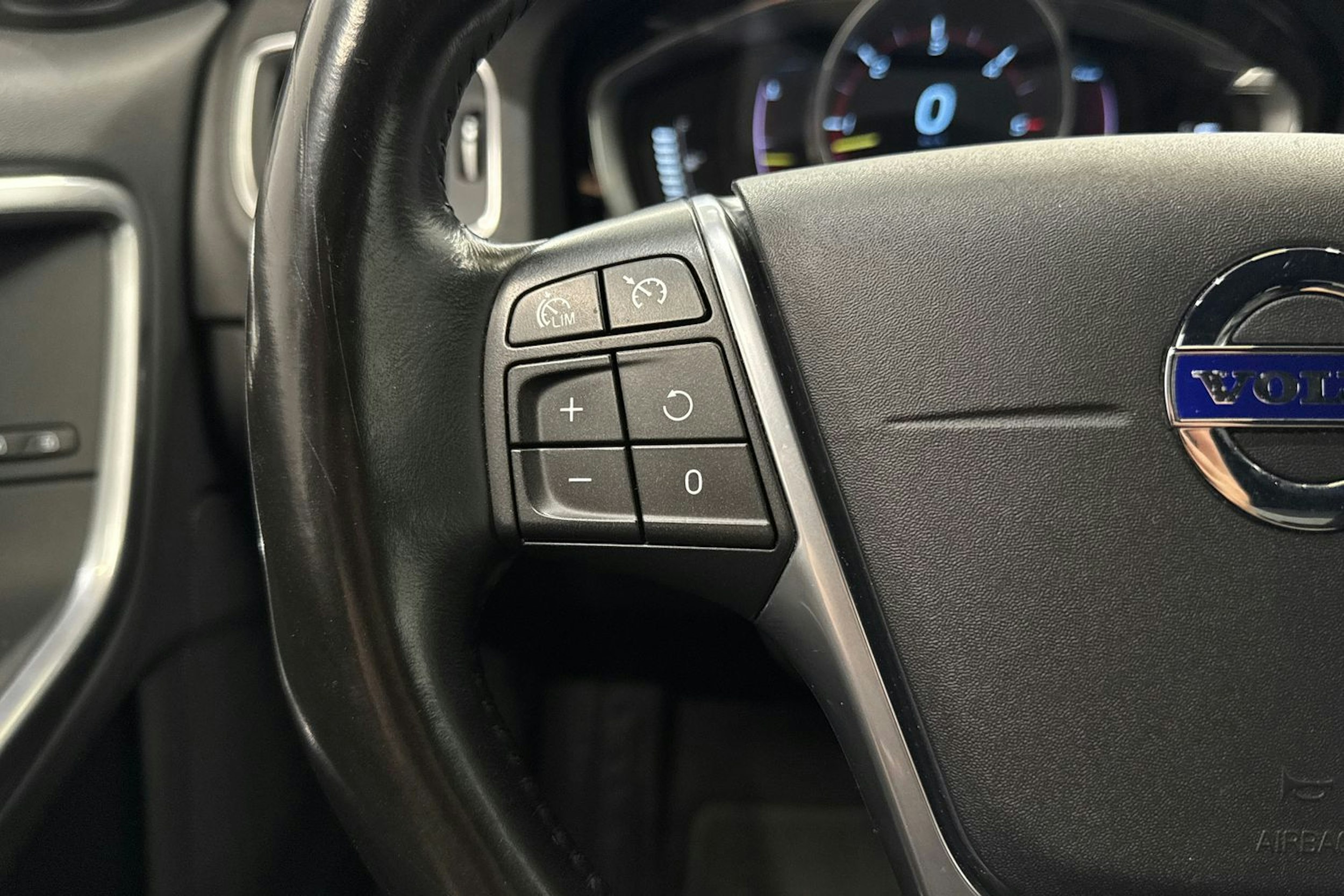 musta Volvo S60 Cross Country 2016 kuva 14.