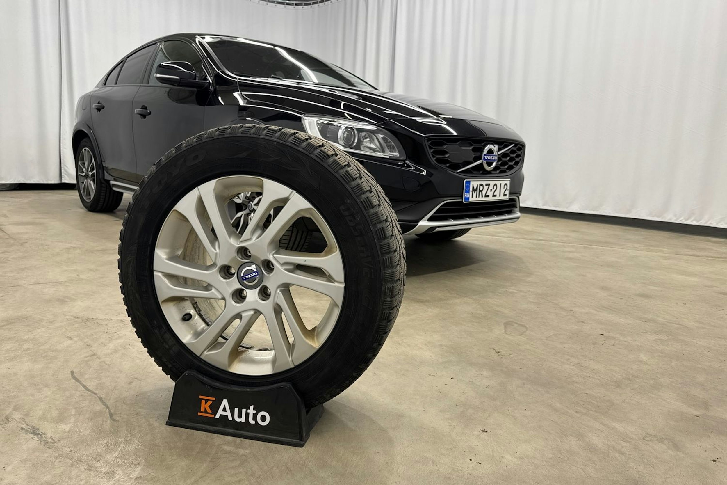 musta Volvo S60 Cross Country 2016 kuva 24.
