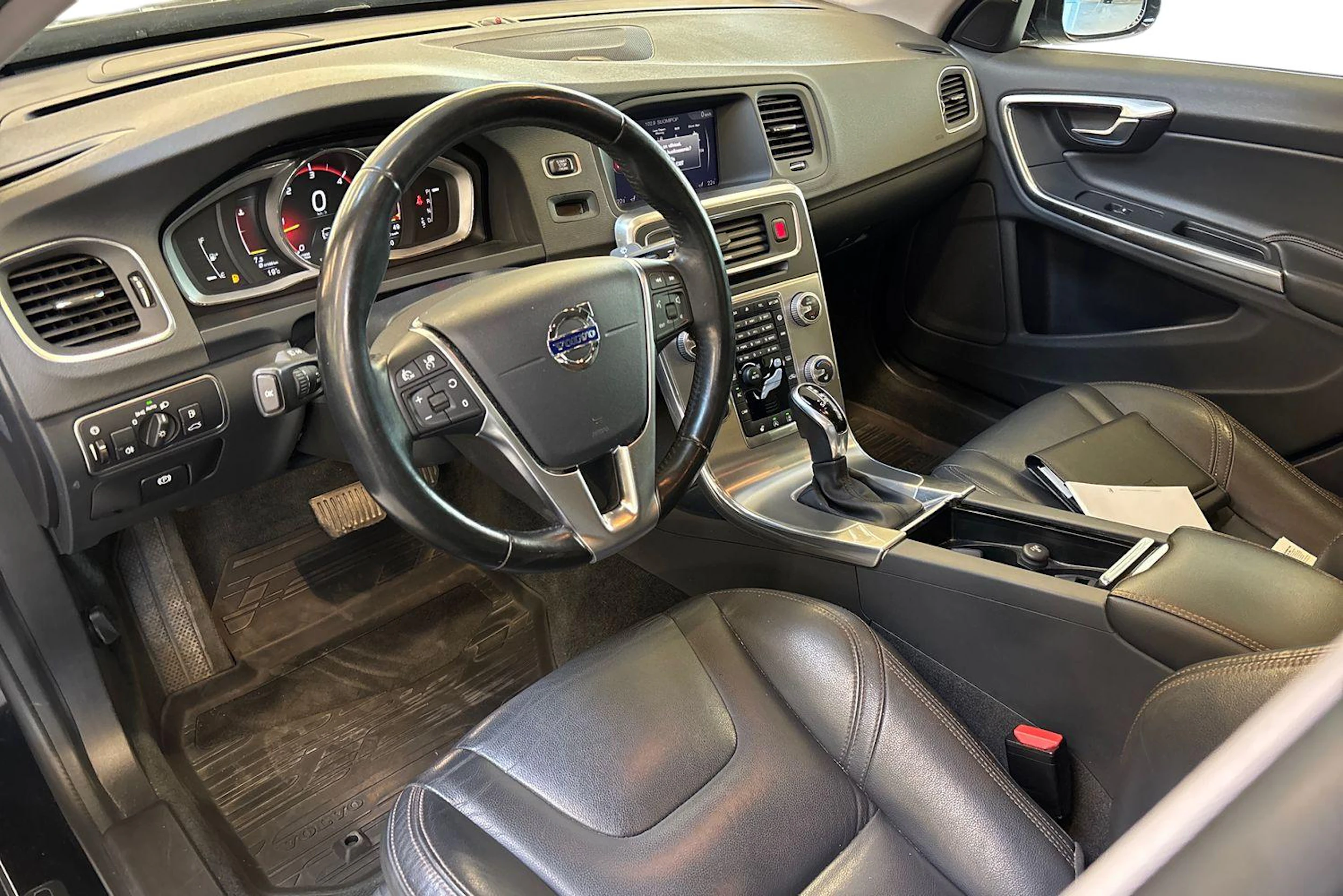 Musta Volvo S60 Cross Country 2018 kuva 3.