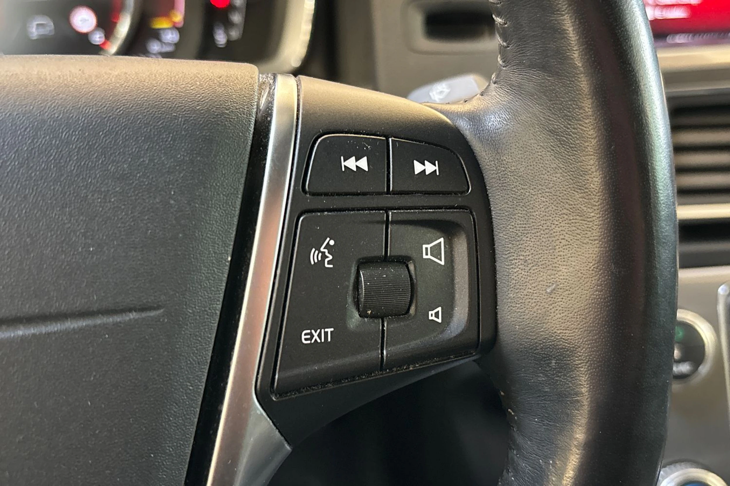 Musta Volvo S60 Cross Country 2018 kuva 8.