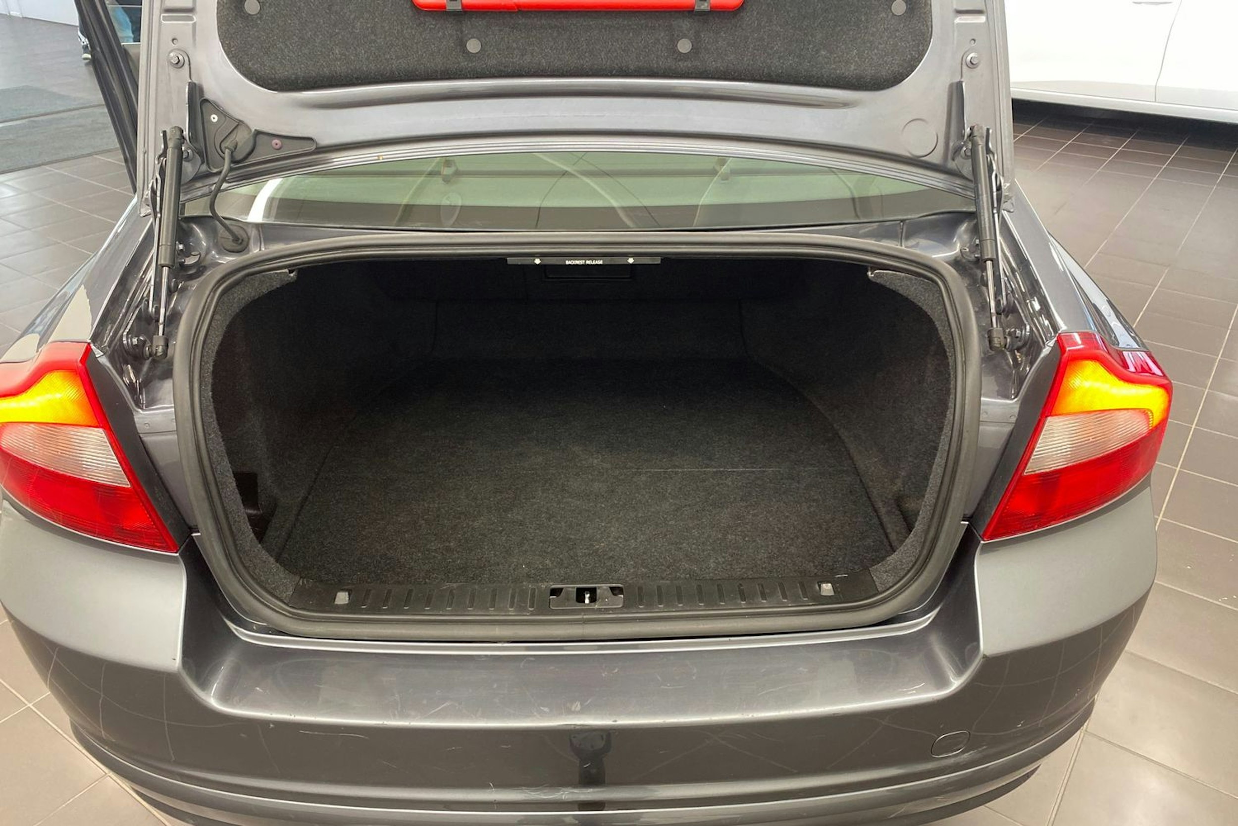 harmaa Volvo S80 2007 kuva 17.