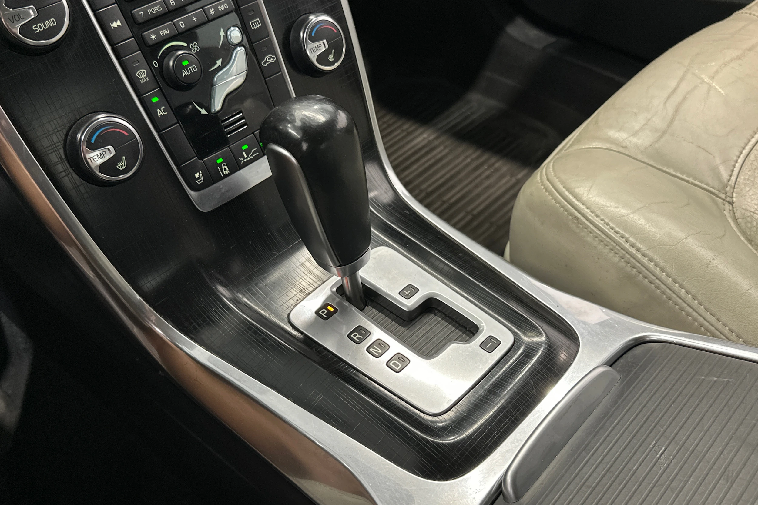musta Volvo S80 2012 kuva 17.