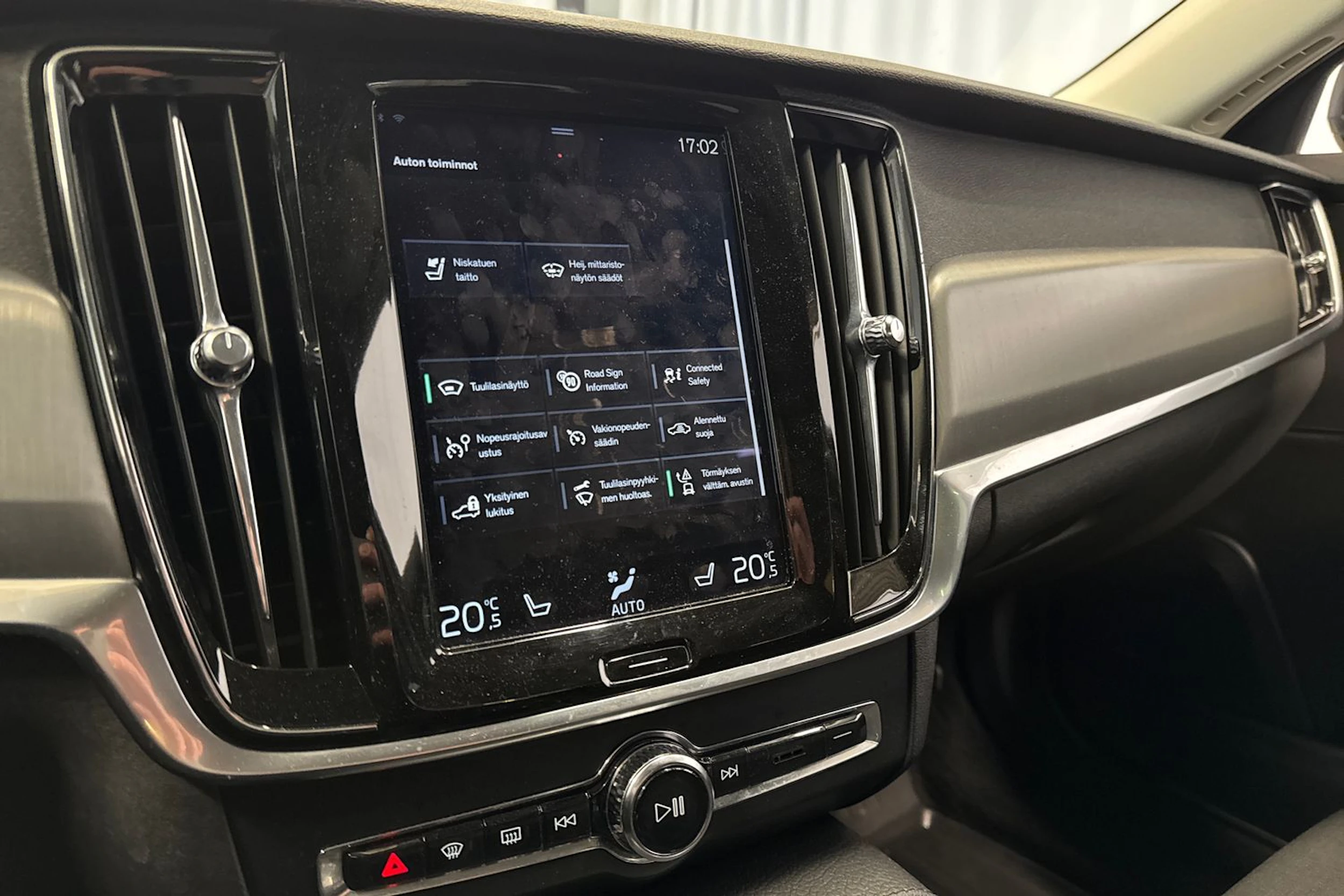 musta Volvo S90 2016 kuva 21.