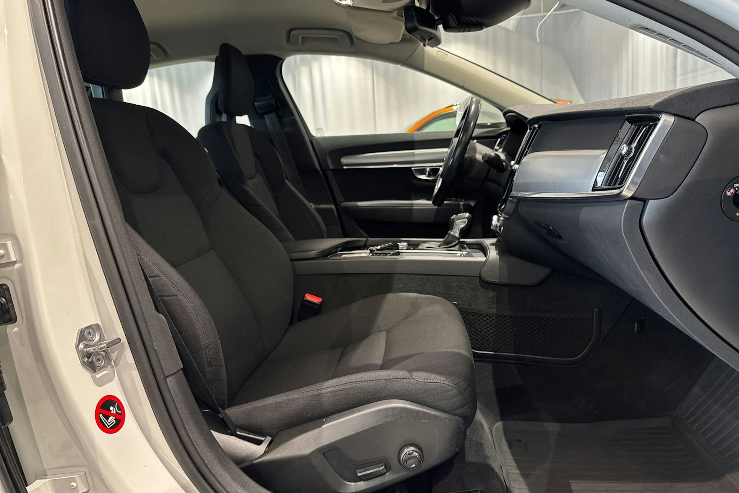 valkoinen Volvo S90 2016 kuva 18.