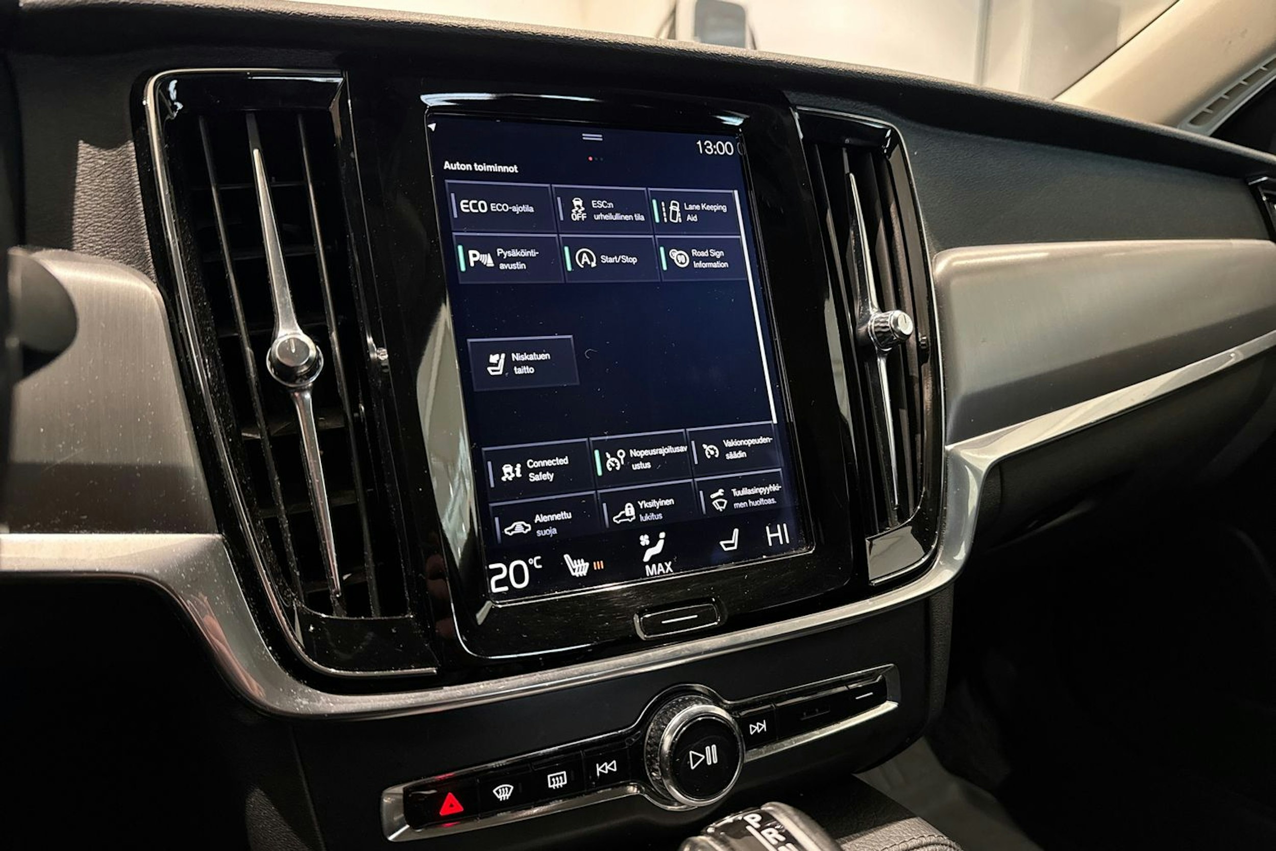 valkoinen Volvo S90 2016 kuva 24.