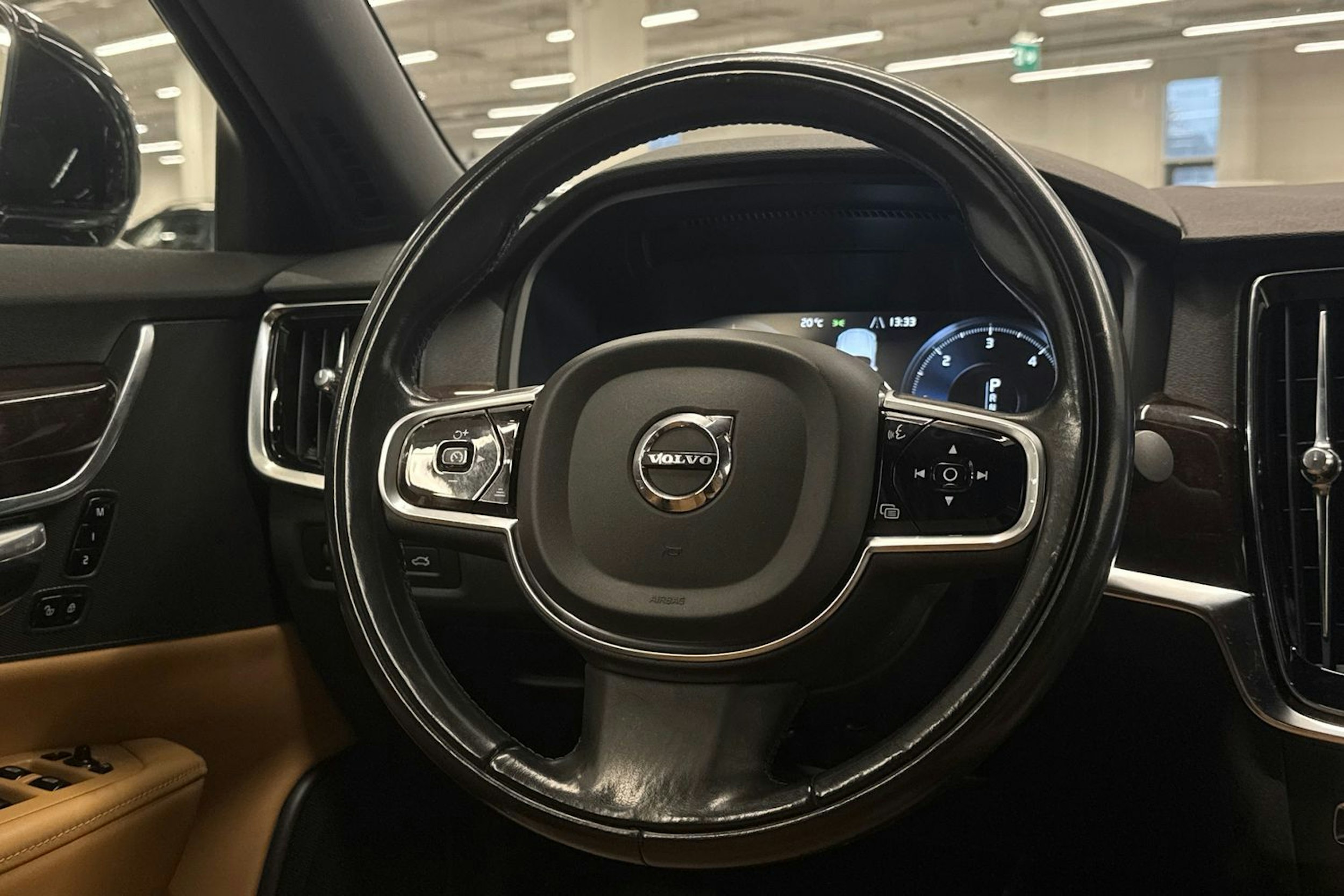 musta Volvo S90 2017 kuva 15.