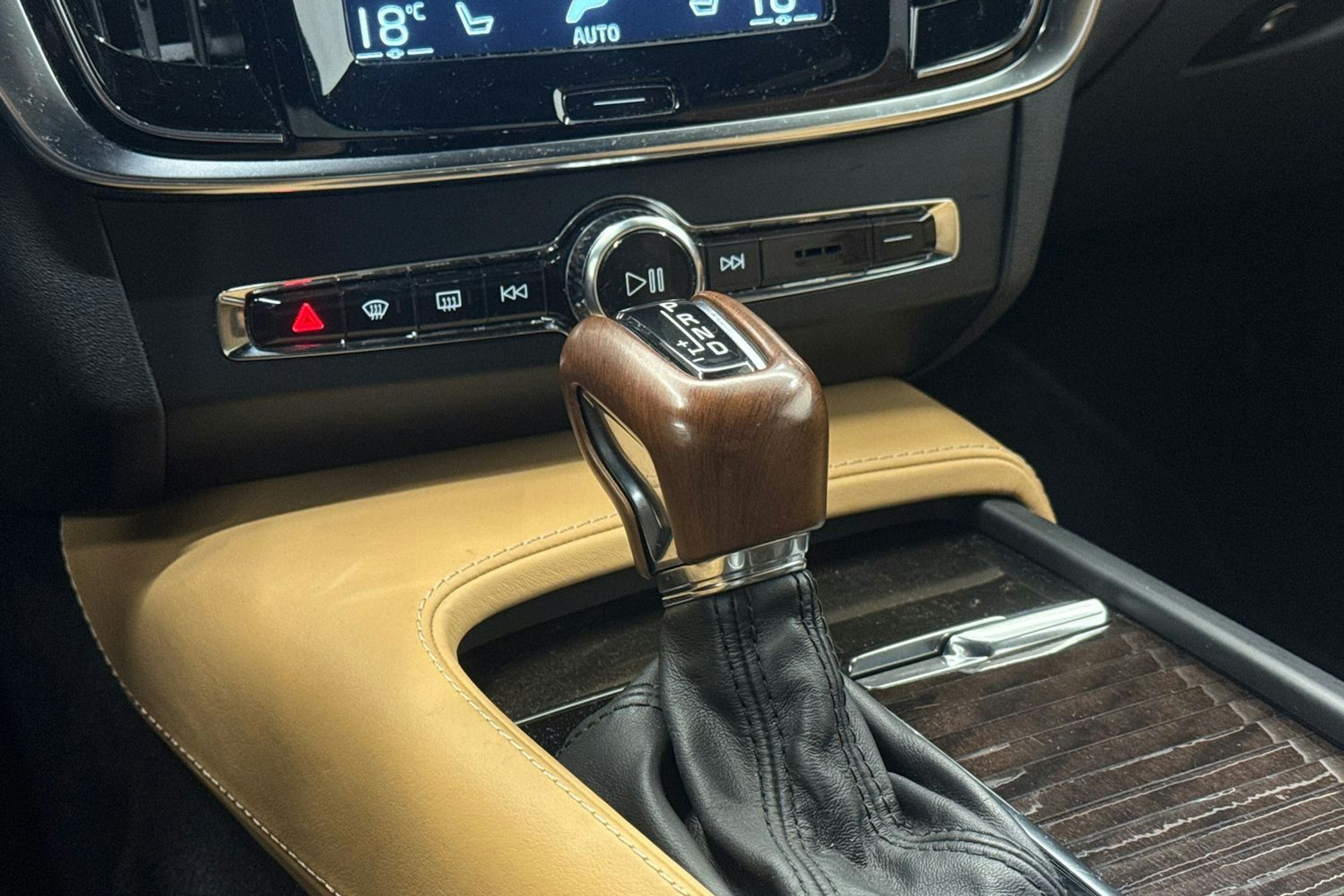 musta Volvo S90 2017 kuva 20.