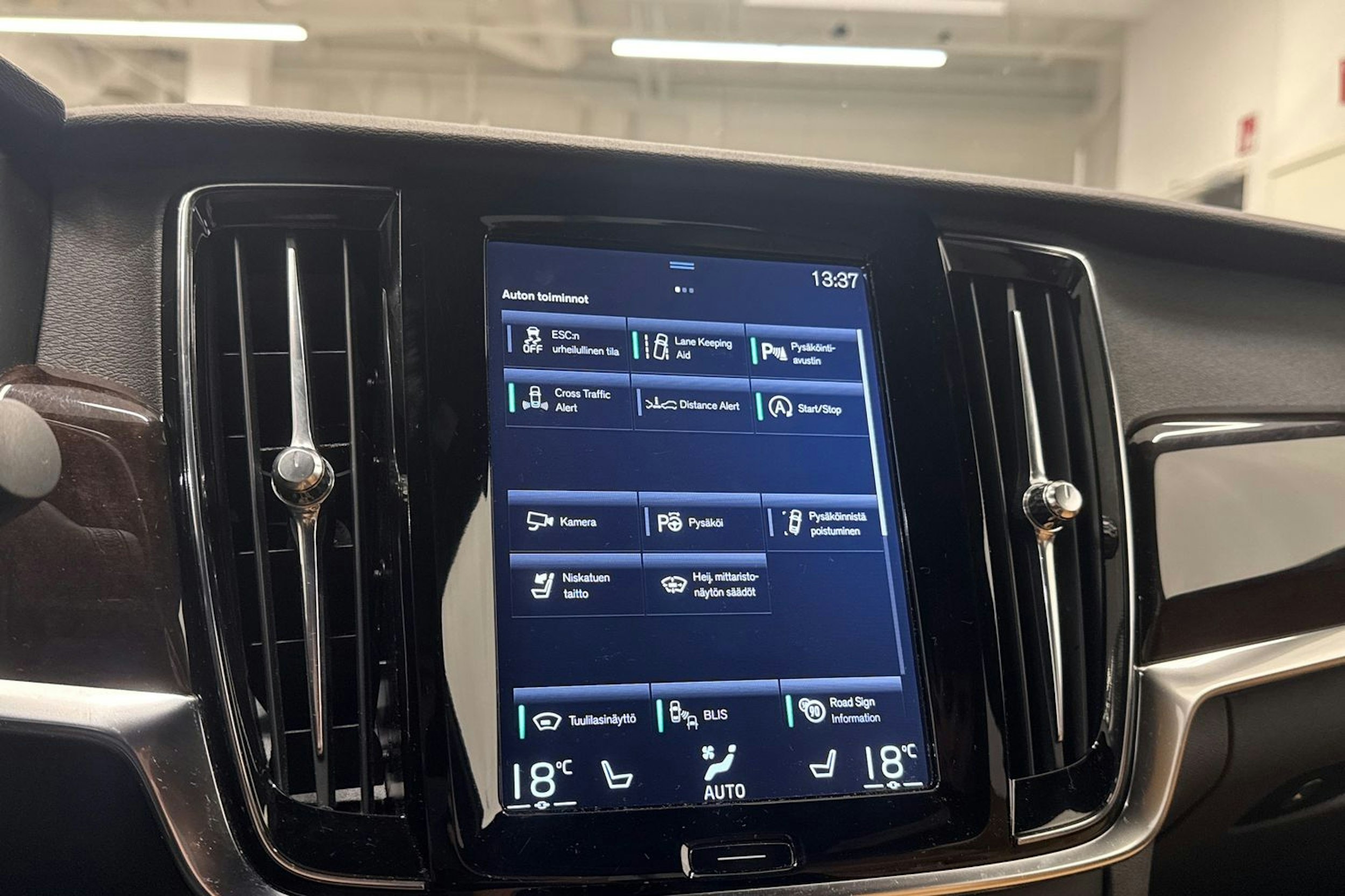 musta Volvo S90 2017 kuva 28.