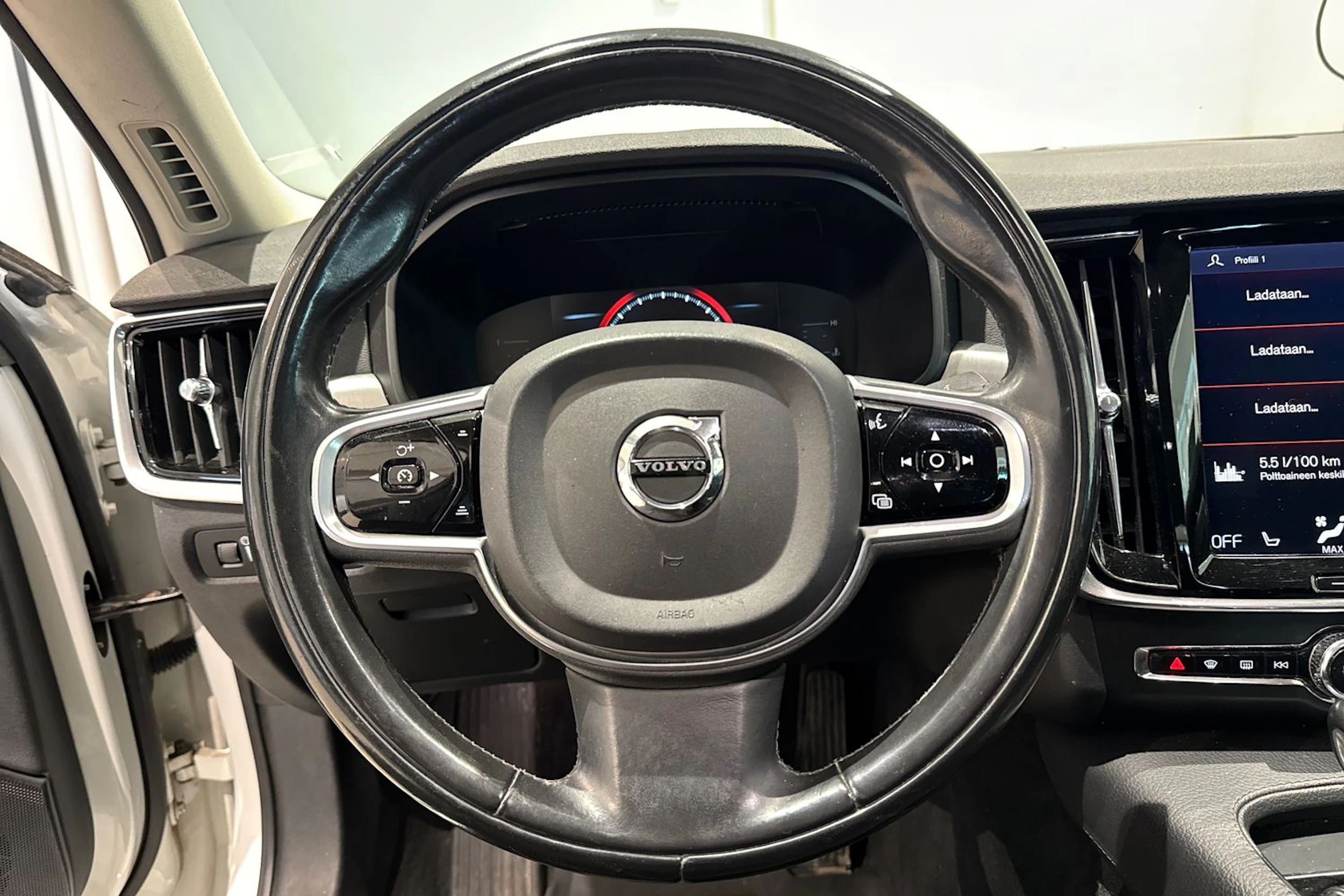 valkoinen Volvo S90 2017 kuva 47.