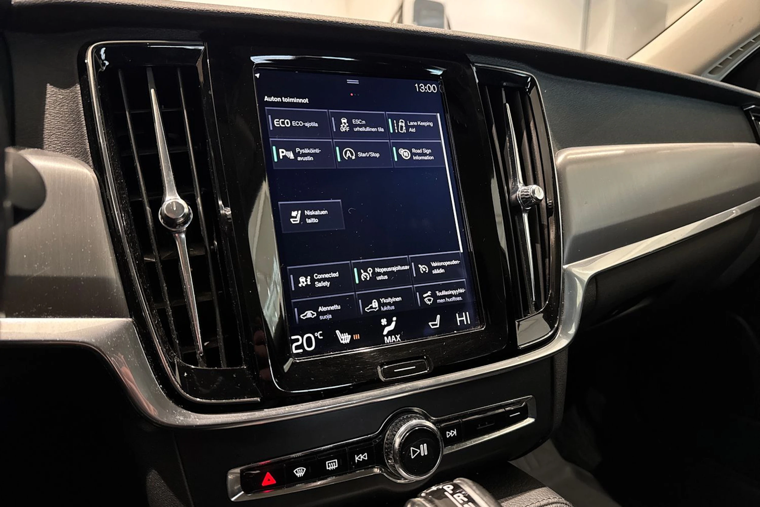 valkoinen Volvo S90 2017 kuva 51.