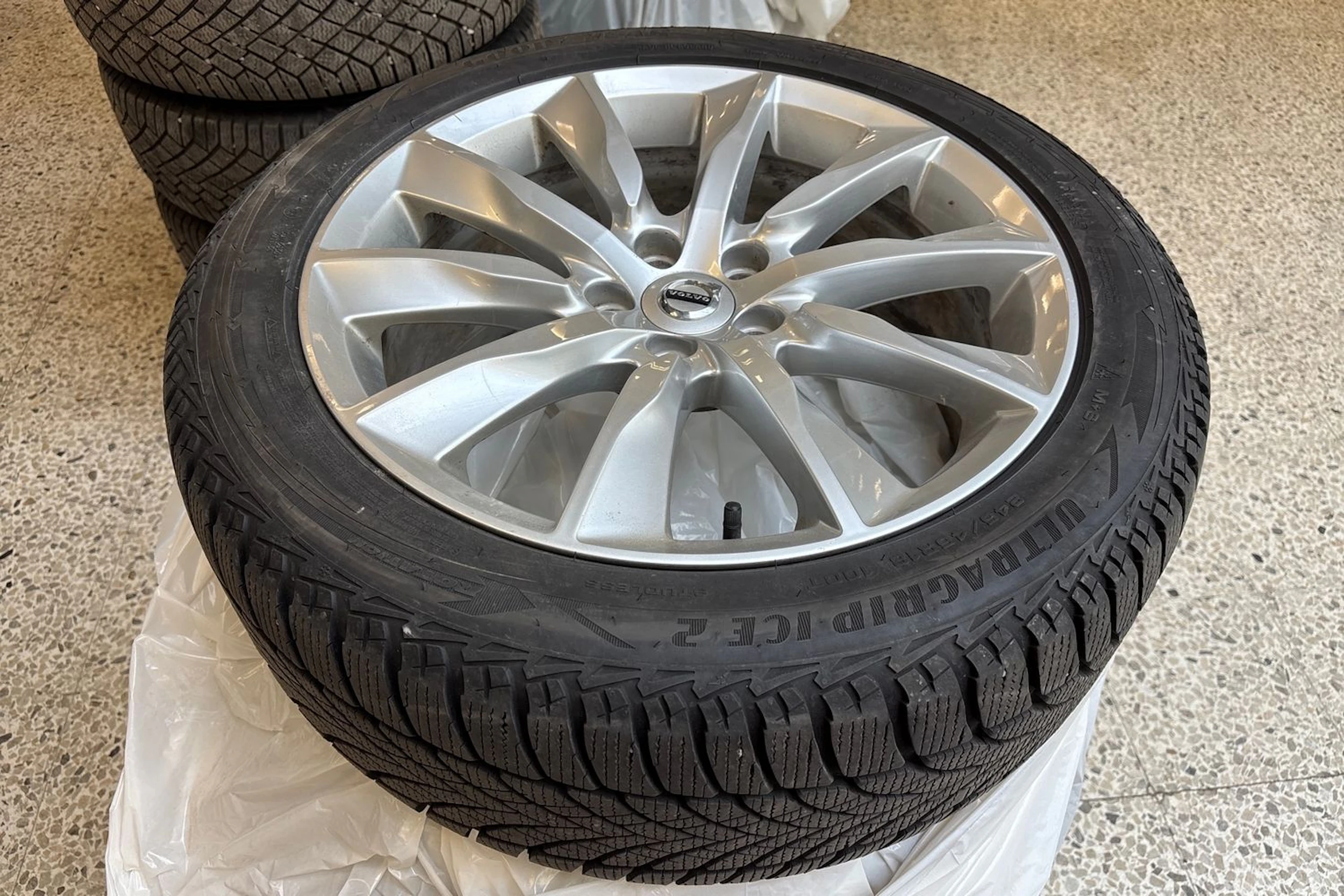 sininen Volvo S90 2017 kuva 11.