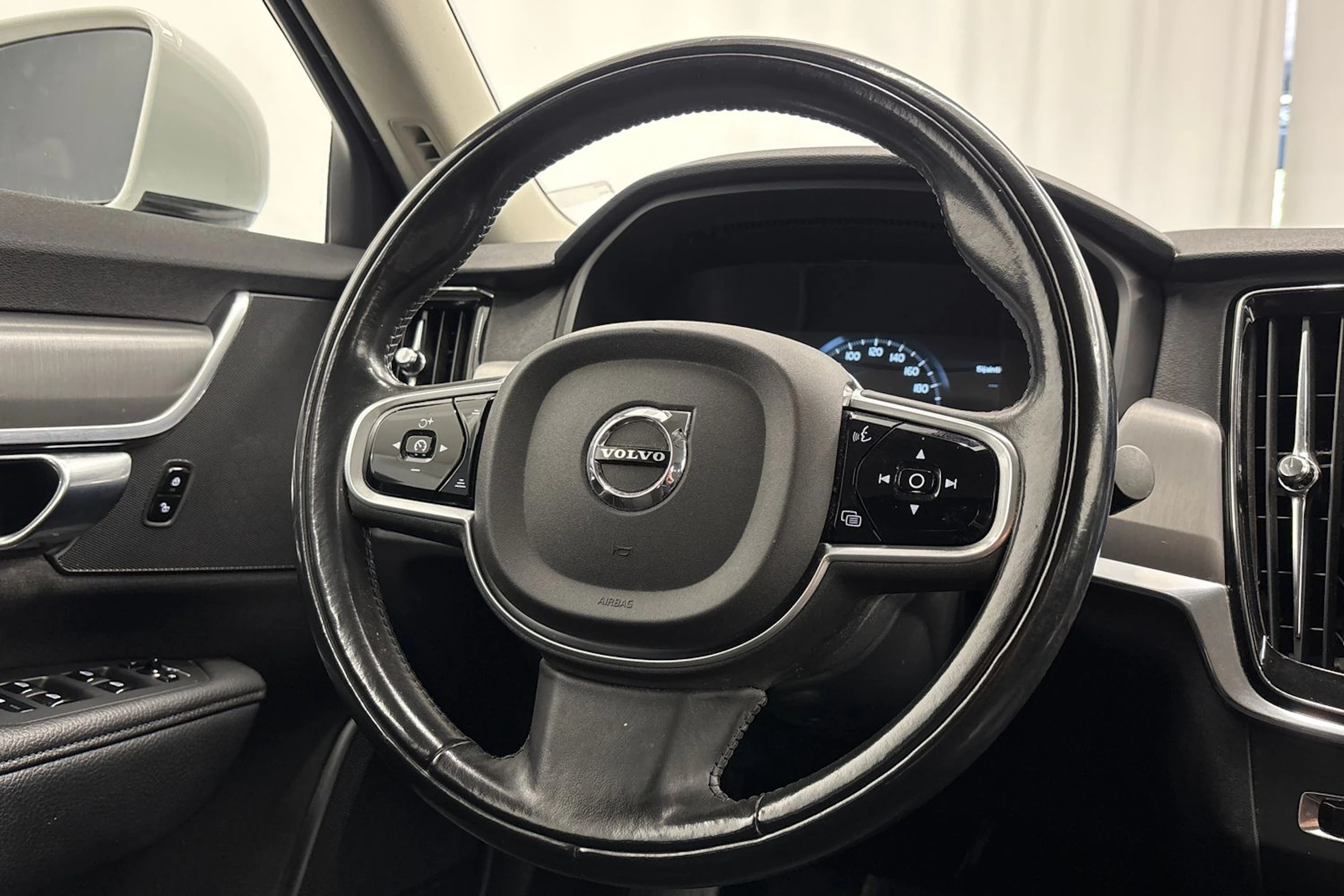 valkoinen Volvo S90 2017 kuva 13.