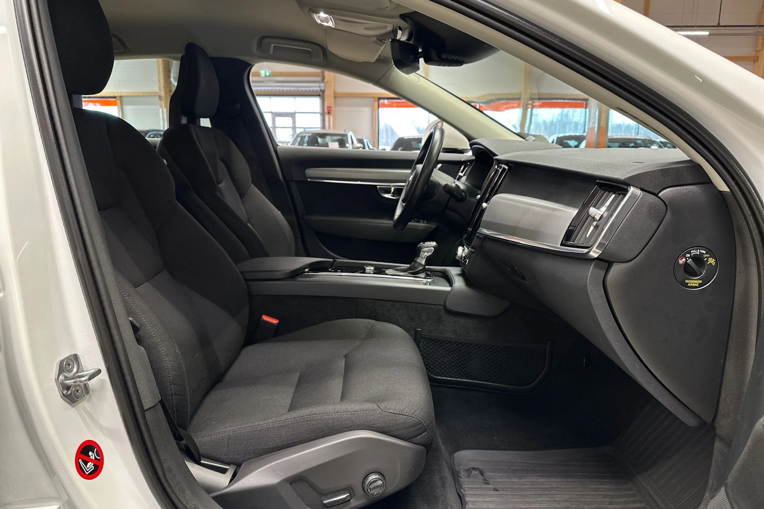valkoinen Volvo S90 2018 kuva 11.