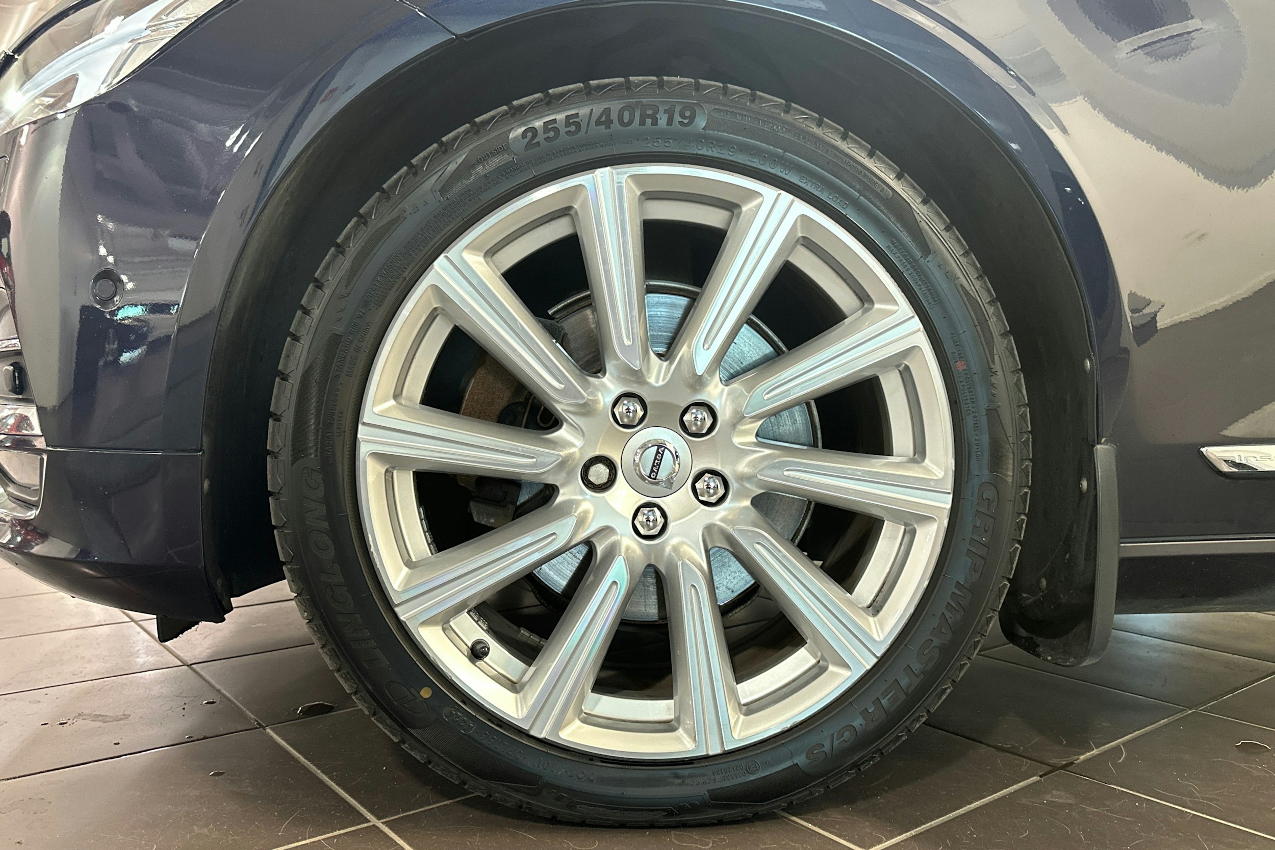 sininen Volvo S90 2017 kuva 11.