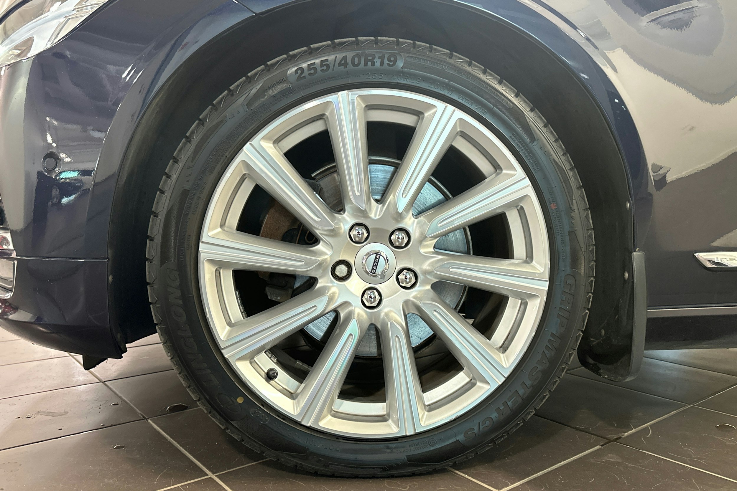 sininen Volvo S90 2017 kuva 13.