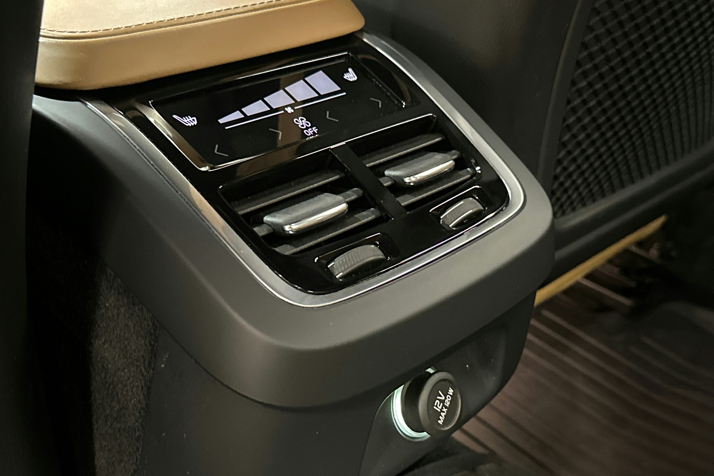 sininen Volvo S90 2017 kuva 16.