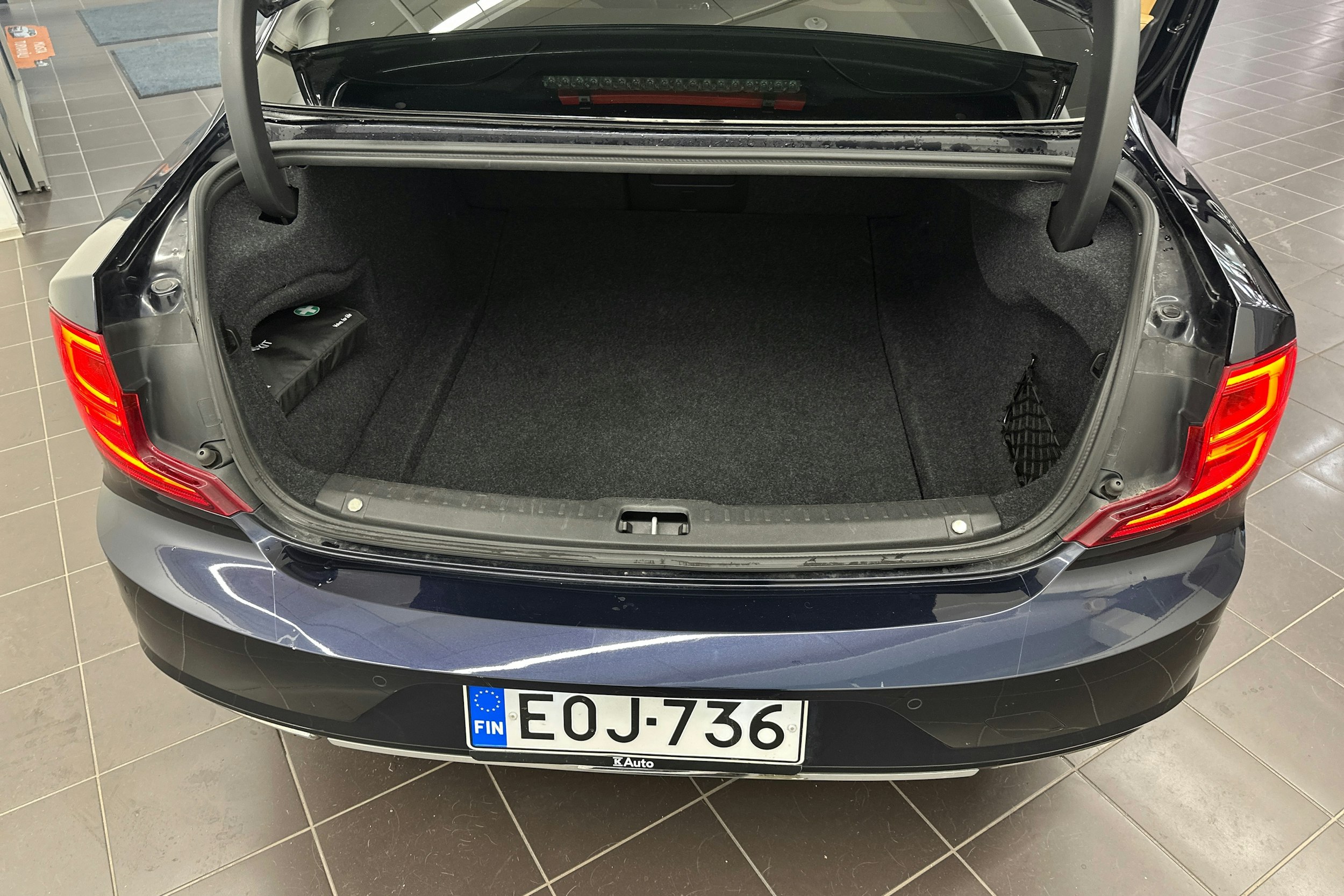 sininen Volvo S90 2017 kuva 28.