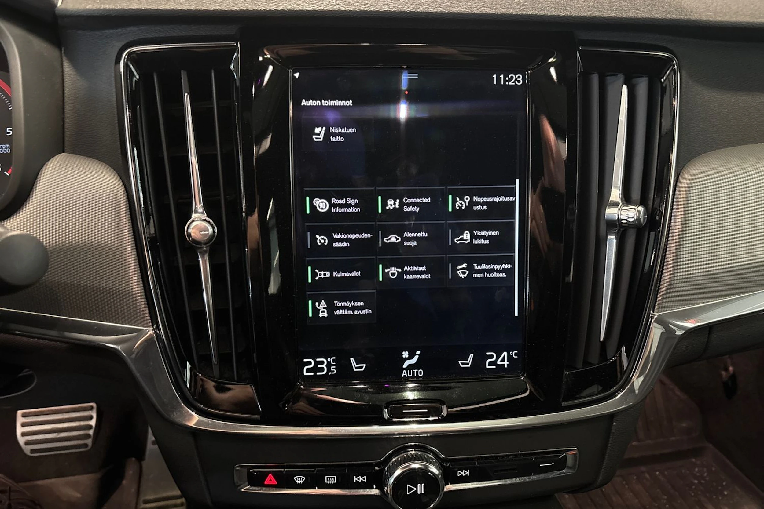 harmaa Volvo S90 2017 kuva 5.