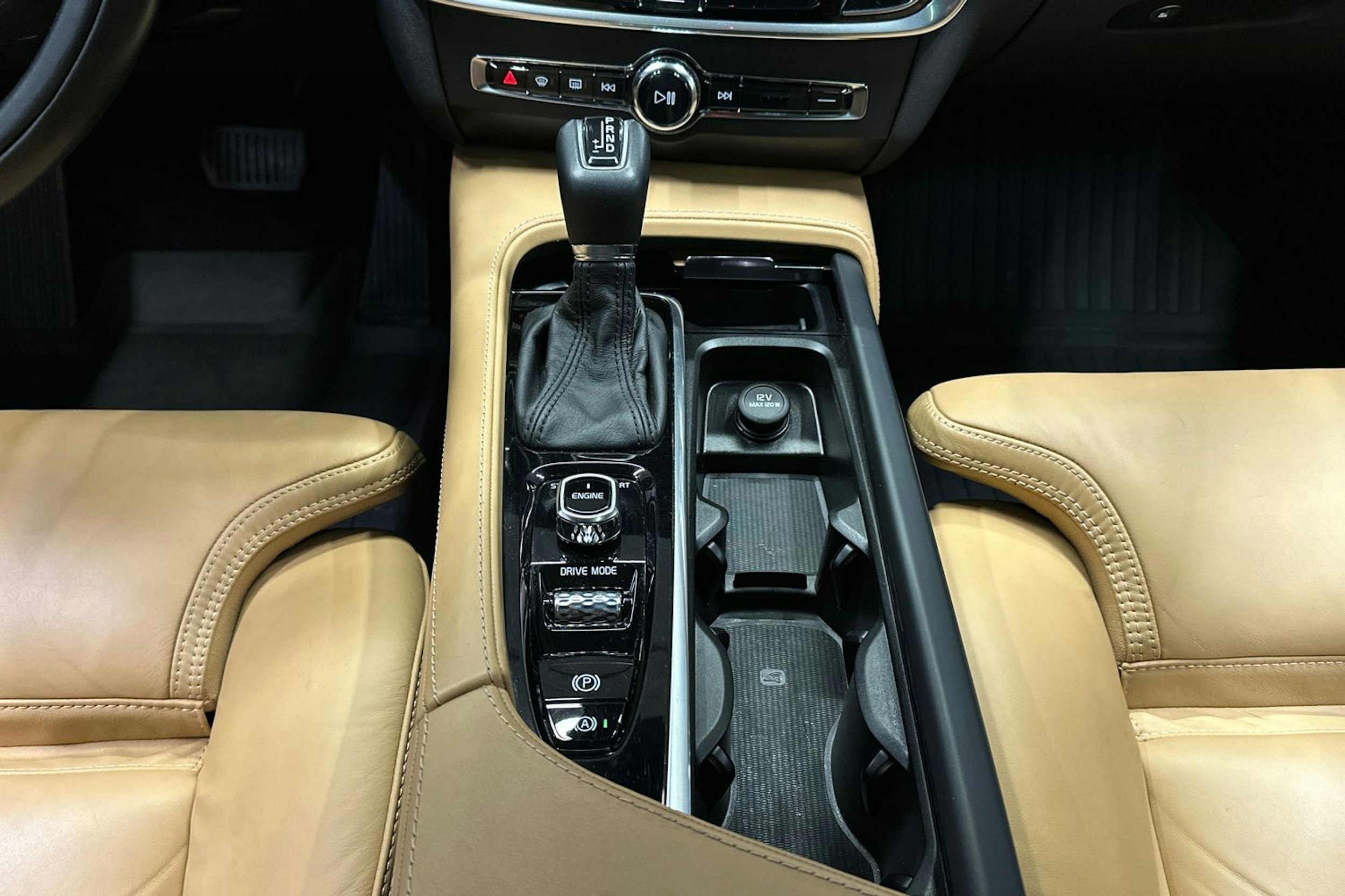 harmaa Volvo S90 2017 kuva 29.