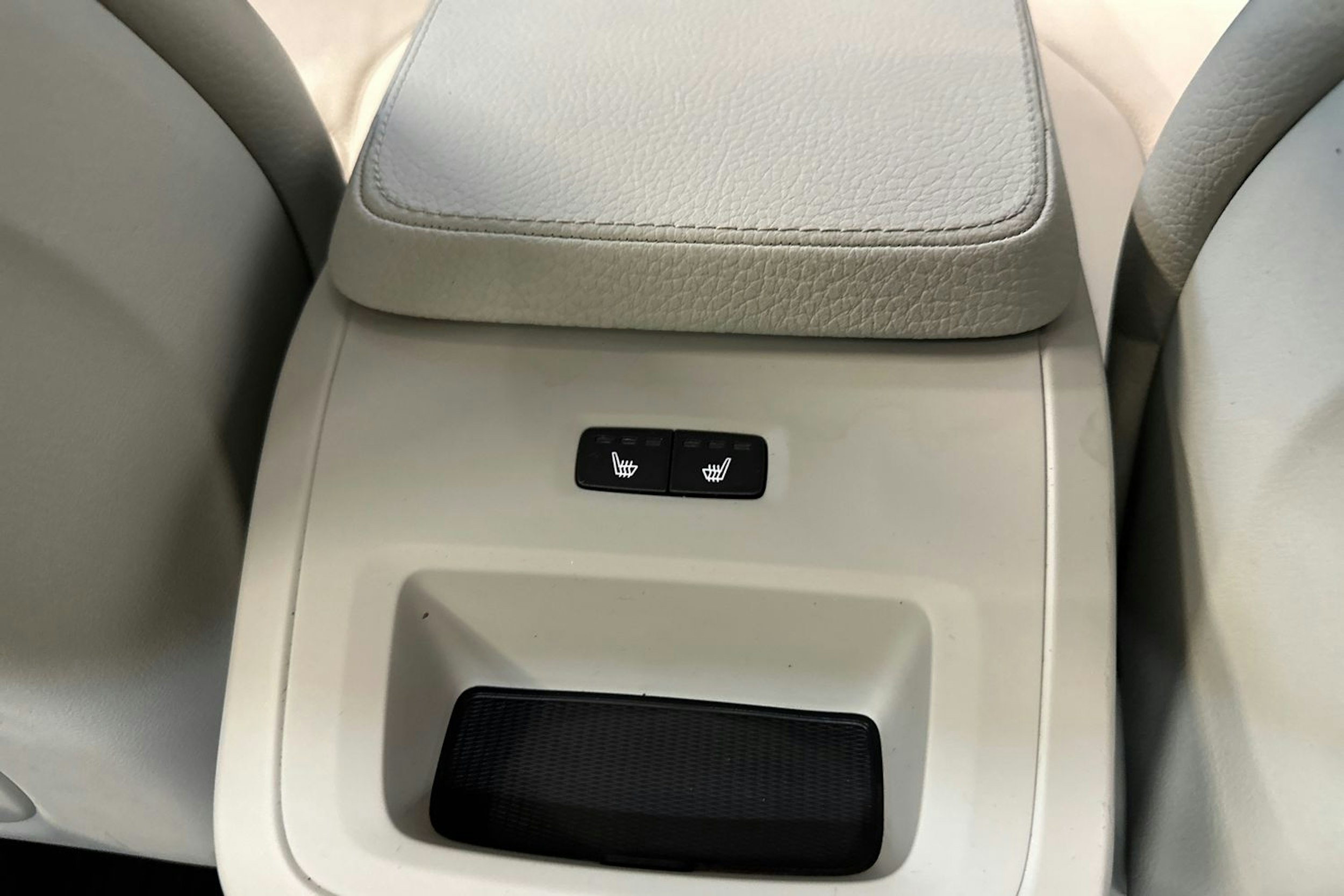 sininen Volvo S90 2017 kuva 15.