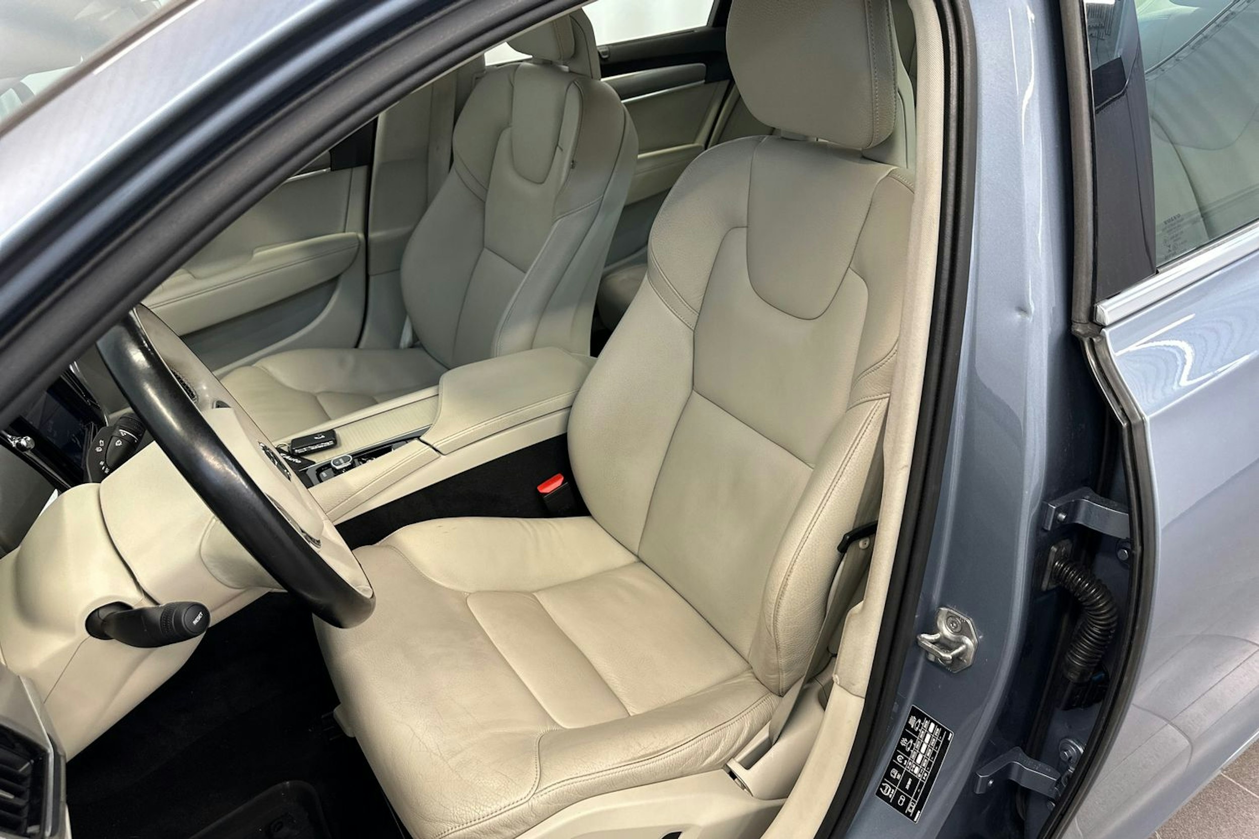 sininen Volvo S90 2017 kuva 18.