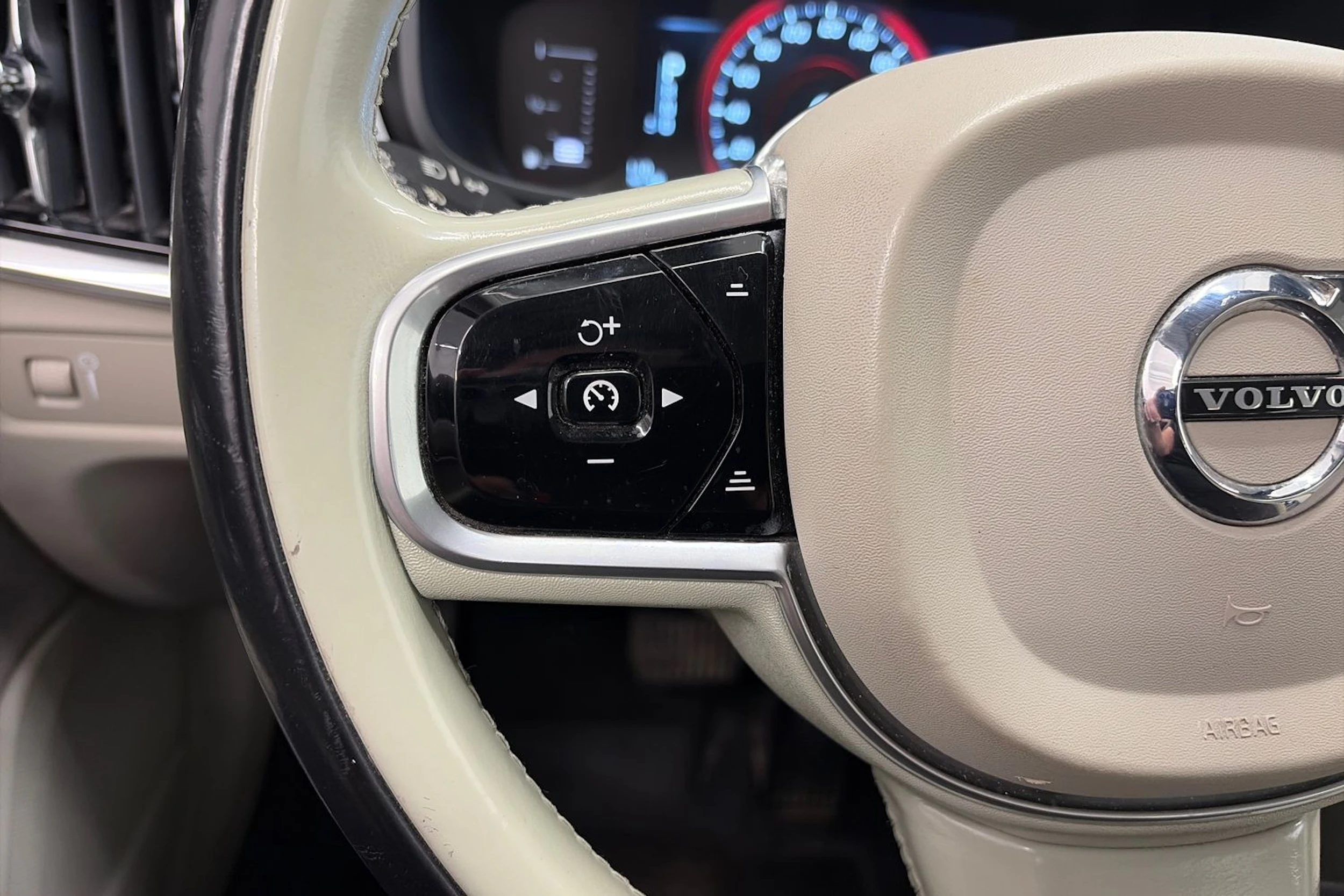 musta Volvo S90 2017 kuva 21.