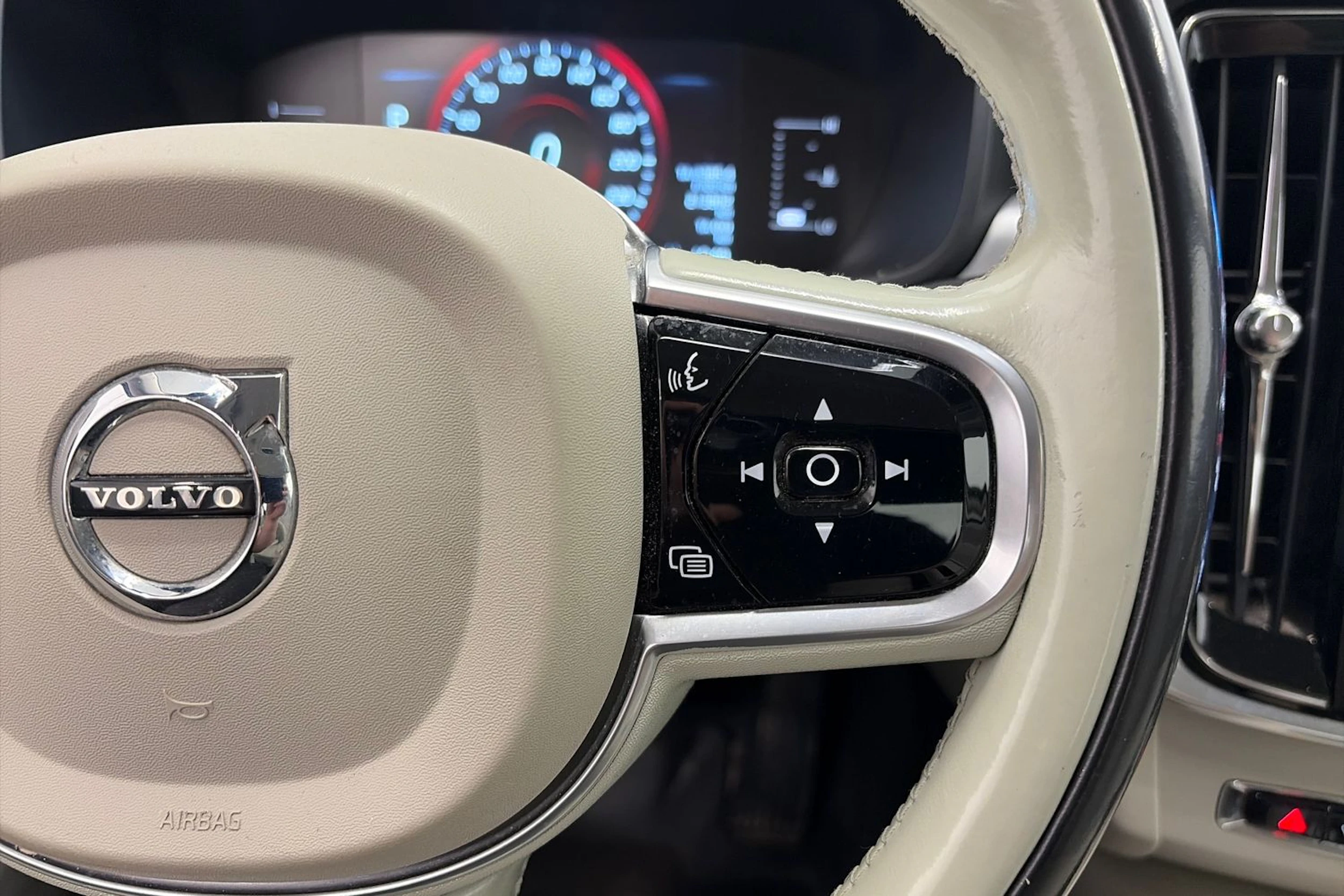 musta Volvo S90 2017 kuva 22.