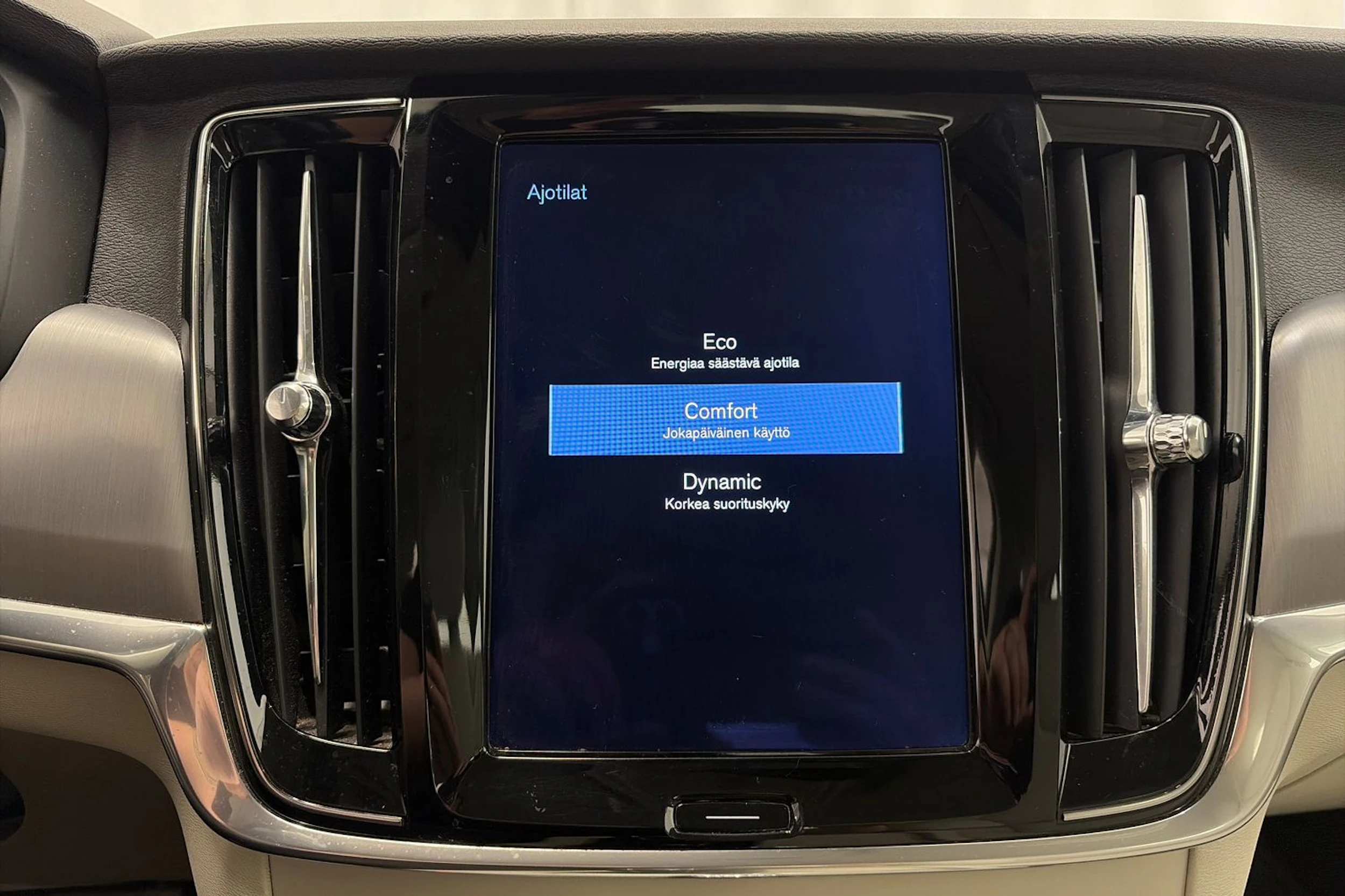 musta Volvo S90 2017 kuva 28.