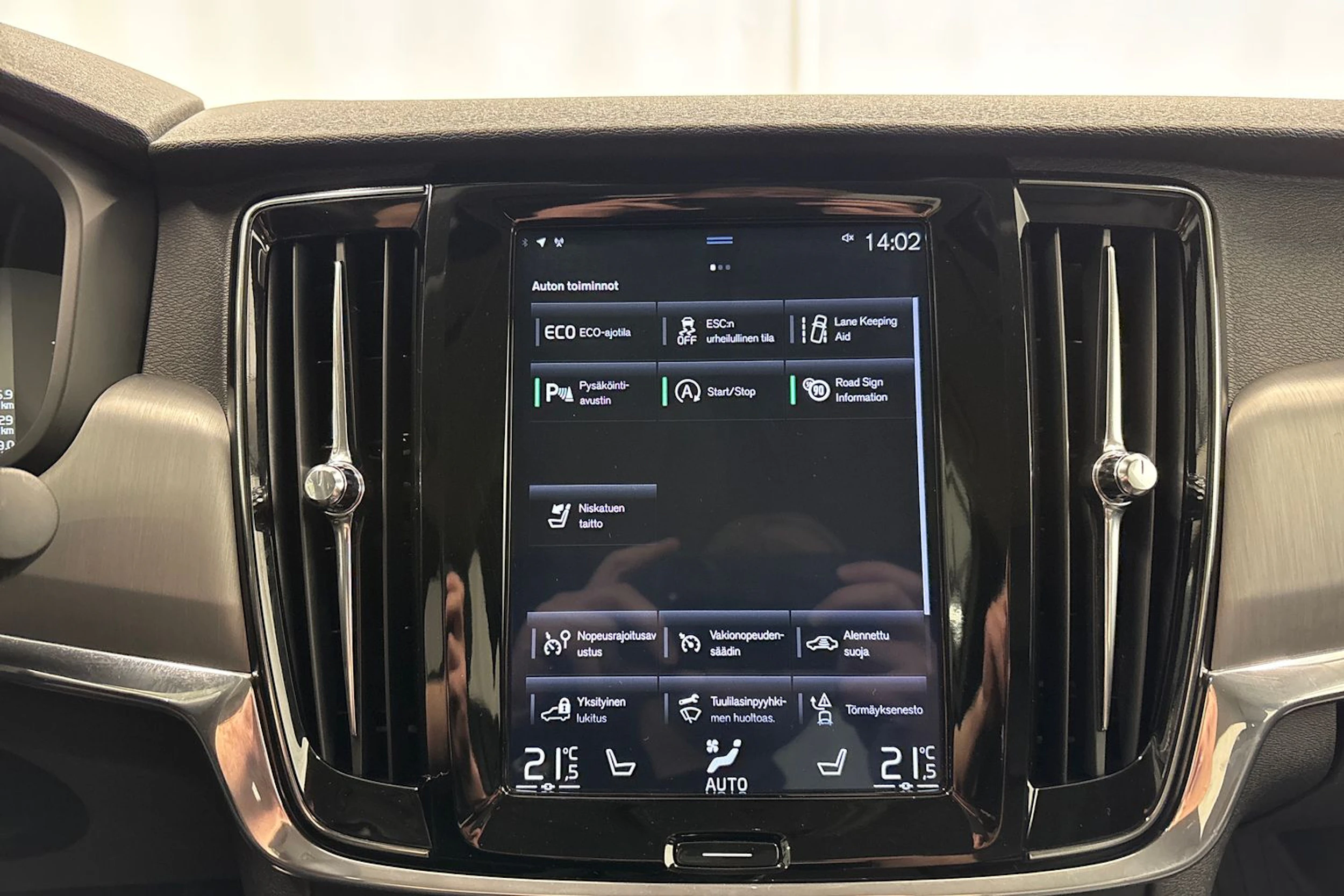 harmaa Volvo S90 2018 kuva 17.