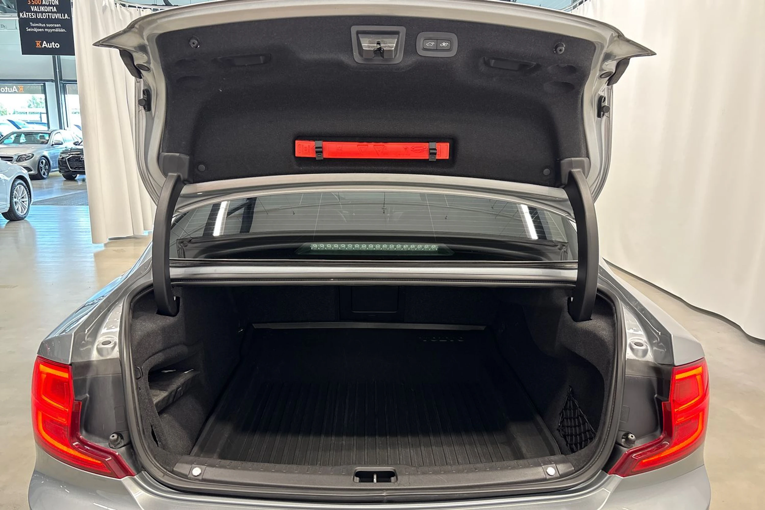 harmaa Volvo S90 2018 kuva 22.