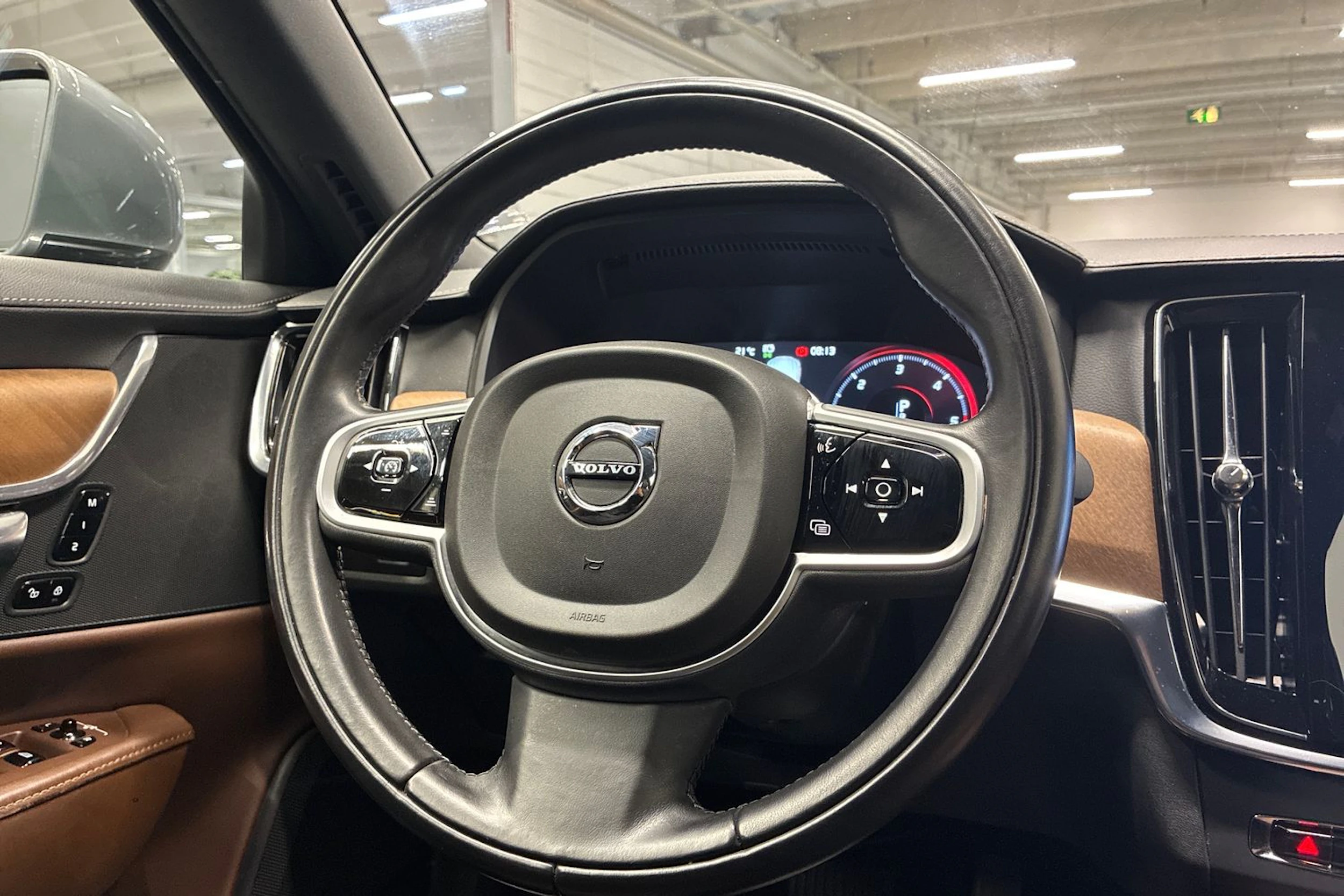 harmaa Volvo S90 2018 kuva 16.