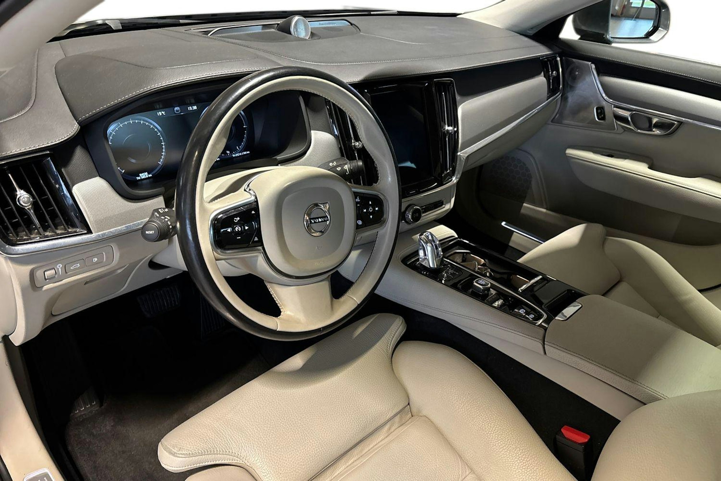 harmaa Volvo S90 2018 kuva 7.