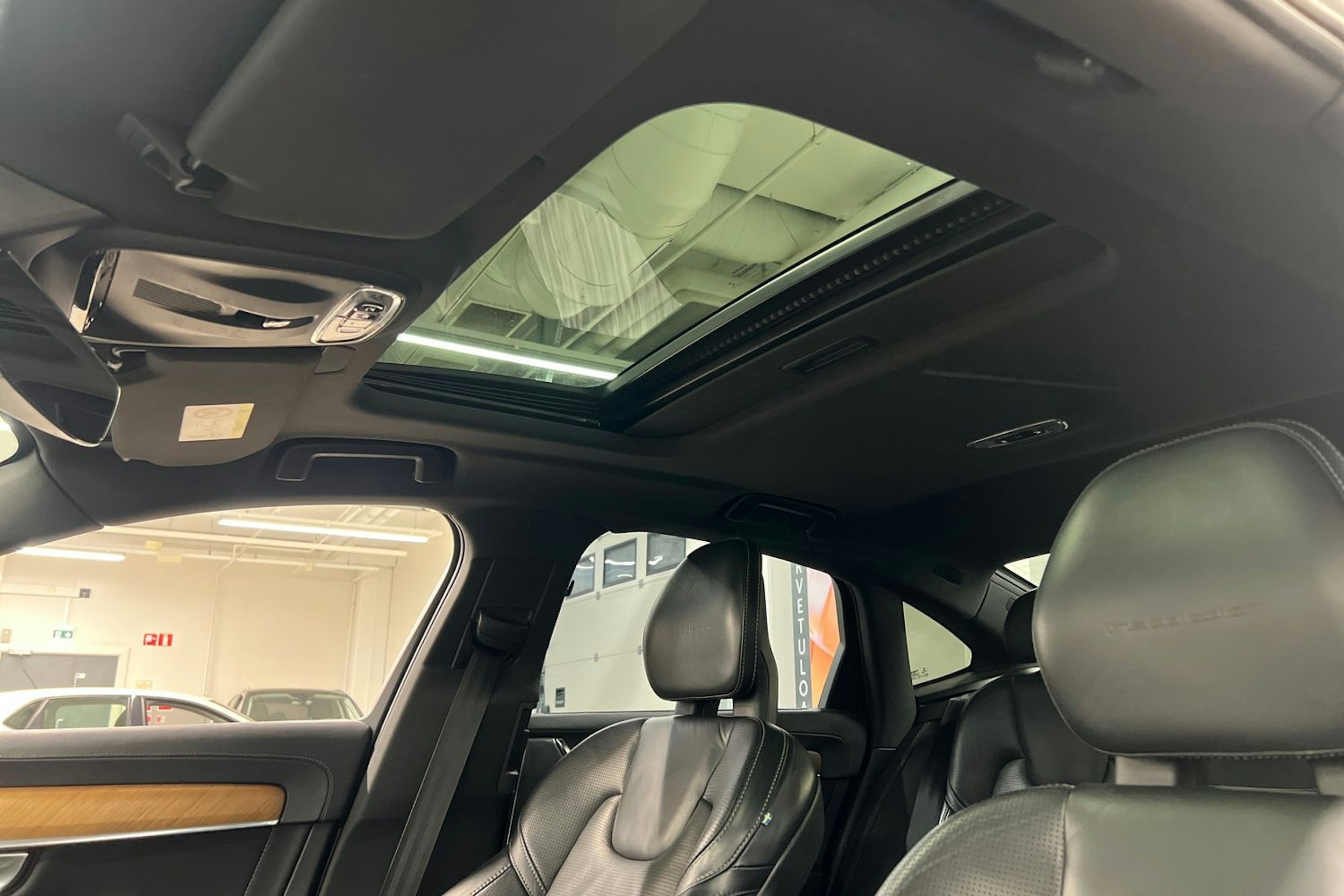 Harmaa Volvo S90 2018 kuva 18.