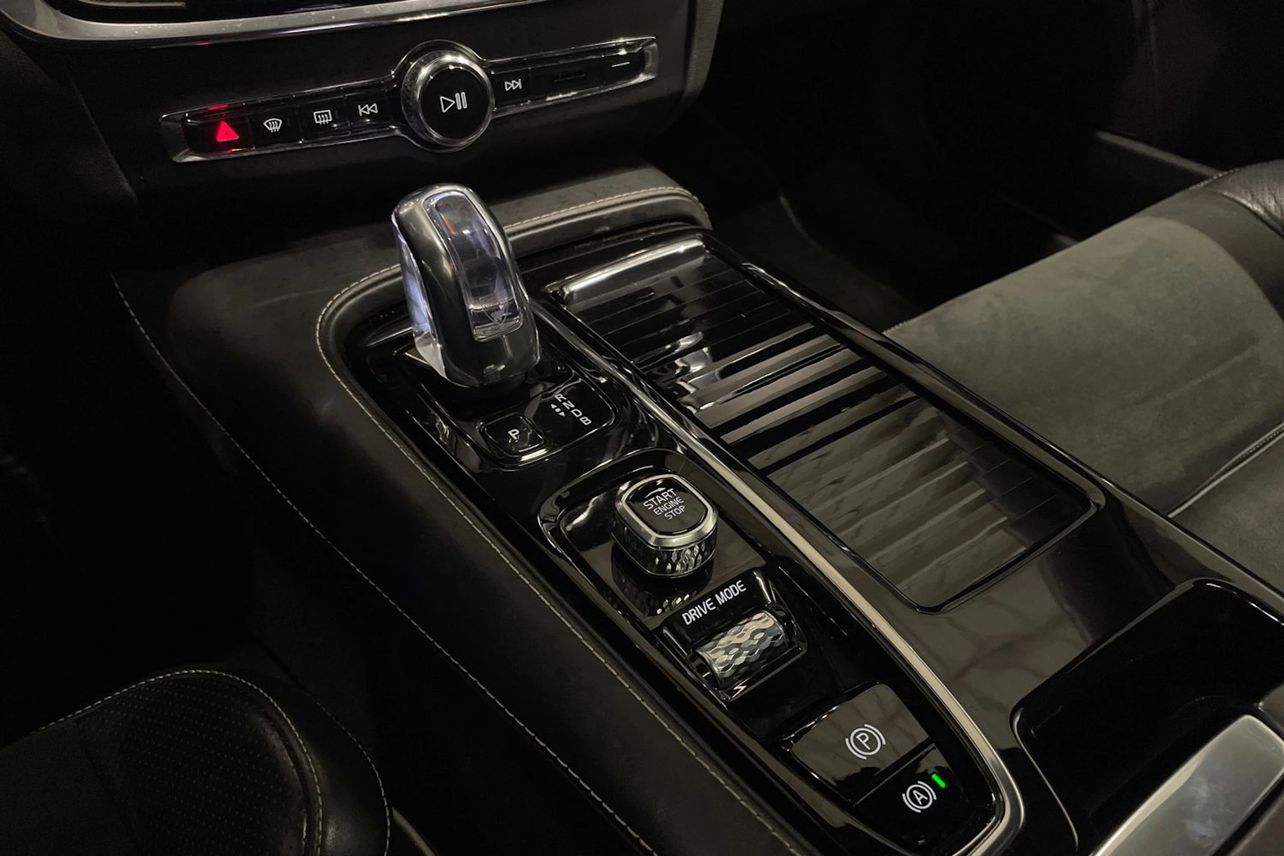 musta Volvo S90 2018 kuva 22.