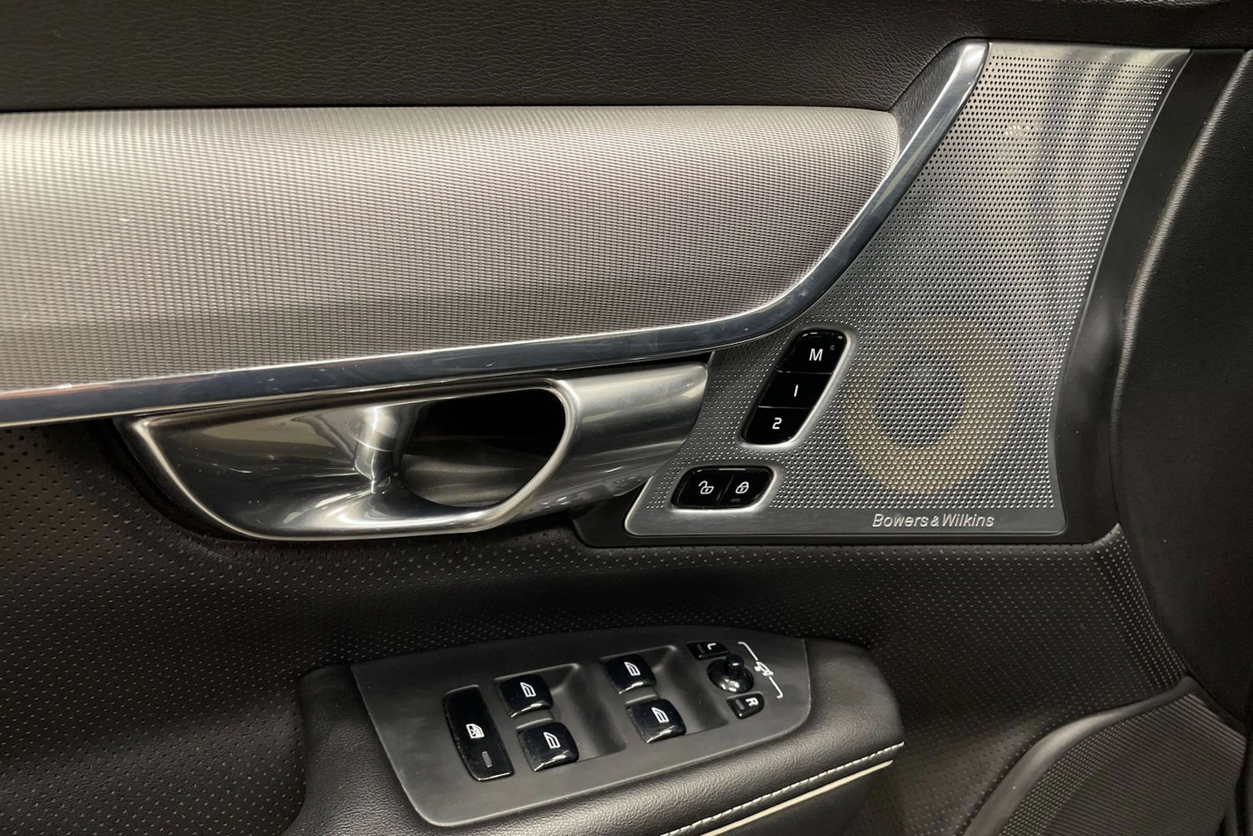 musta Volvo S90 2018 kuva 26.