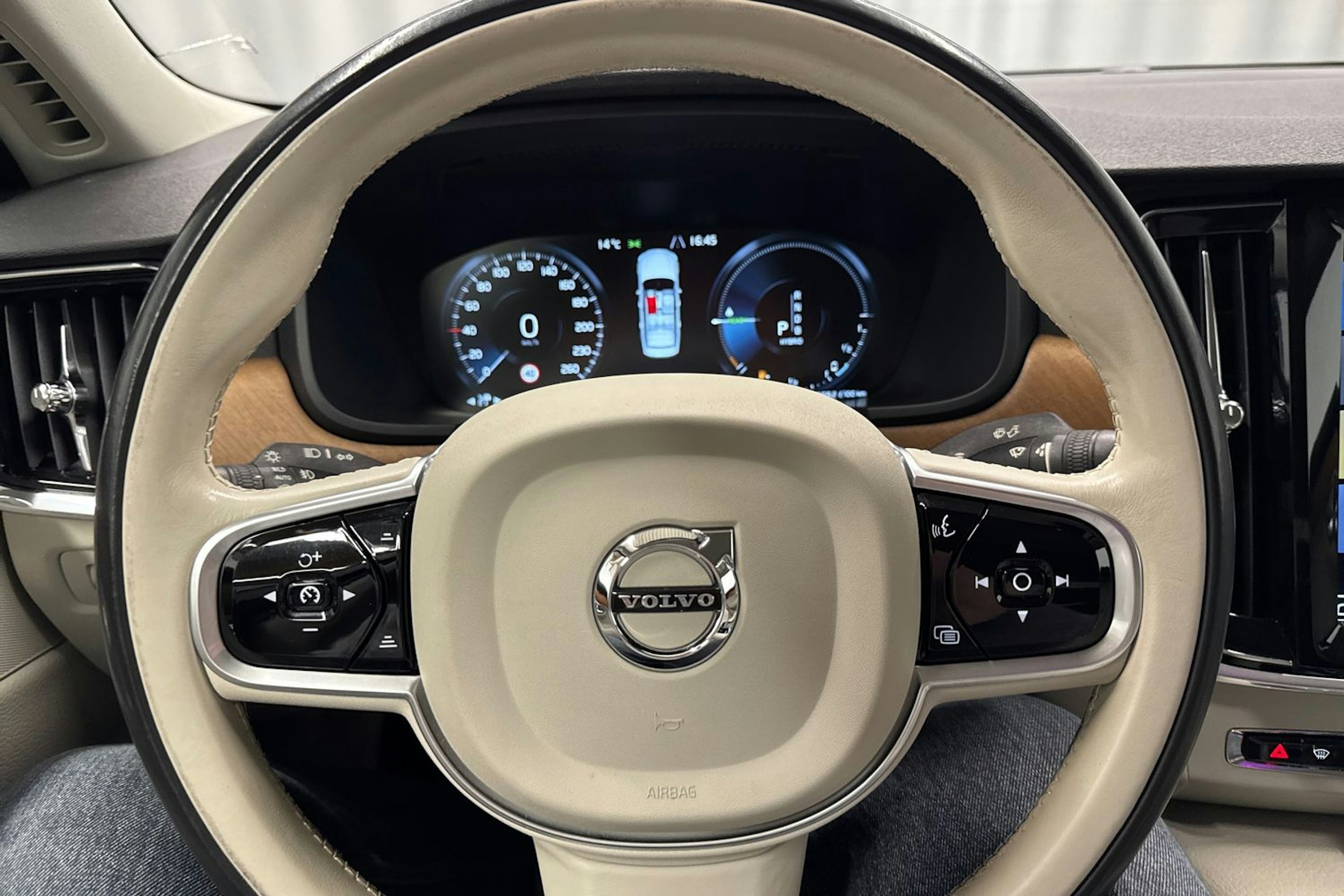 harmaa Volvo S90 2018 kuva 15.