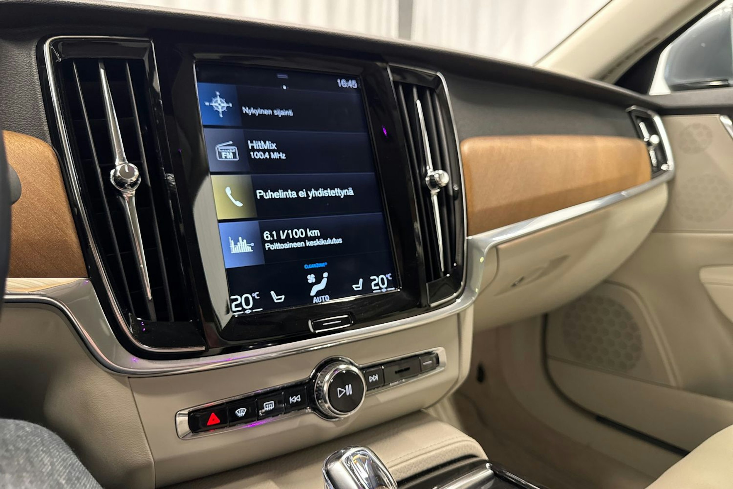 harmaa Volvo S90 2018 kuva 17.