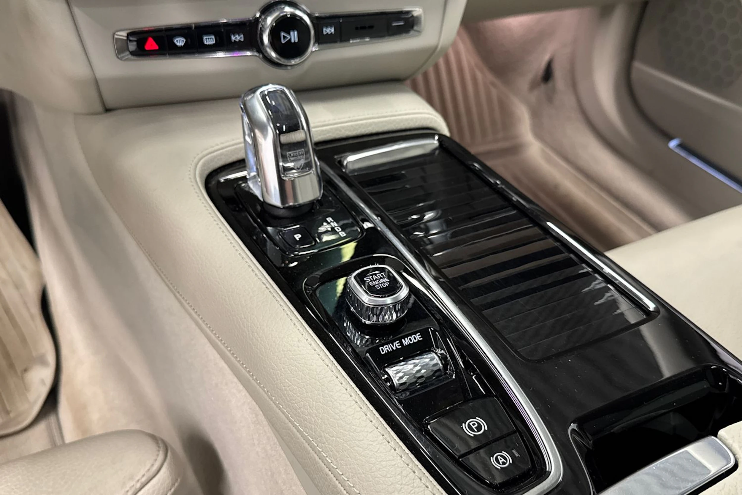harmaa Volvo S90 2018 kuva 26.