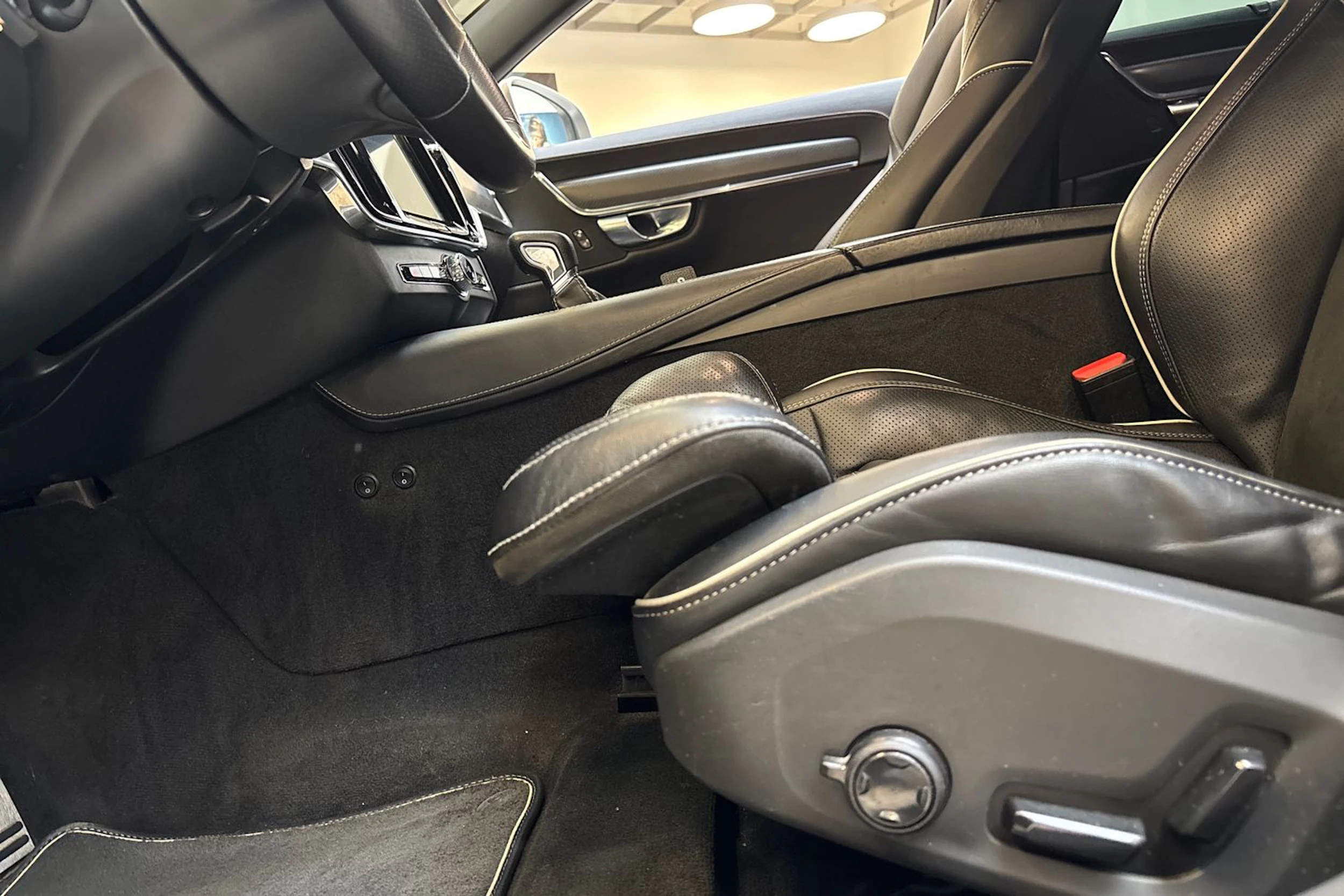 musta Volvo S90 2019 kuva 16.