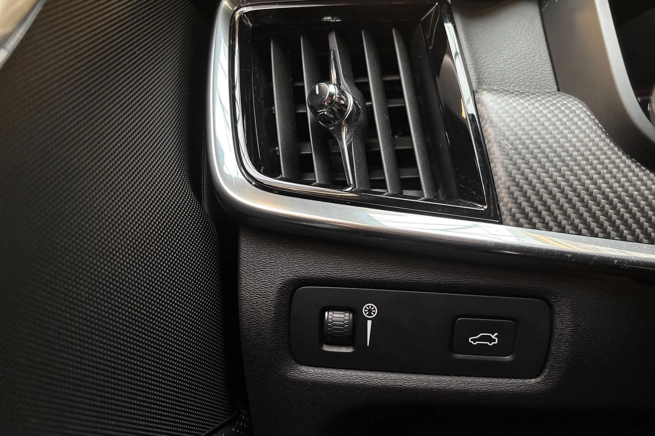 musta Volvo S90 2019 kuva 17.