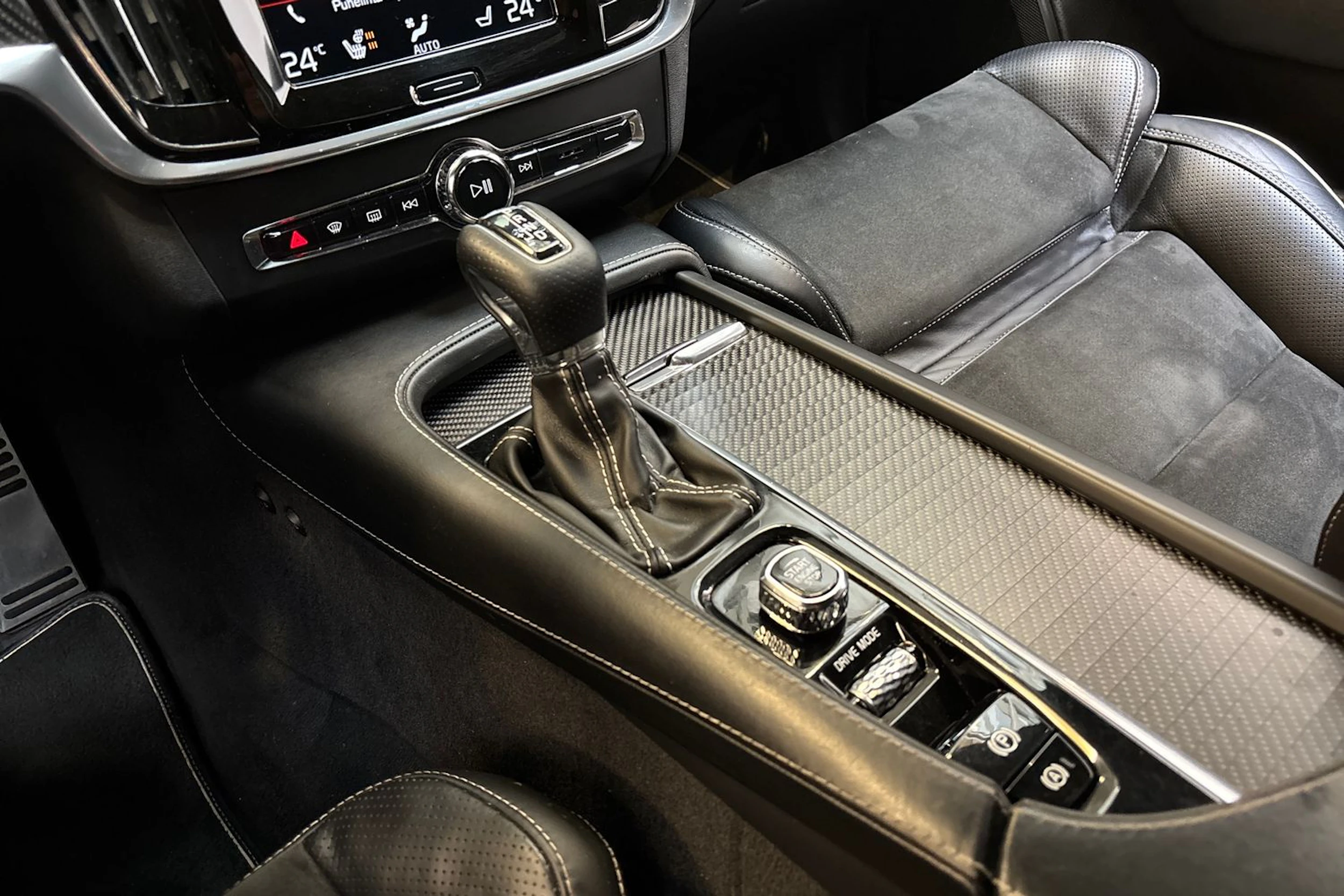 musta Volvo S90 2019 kuva 22.