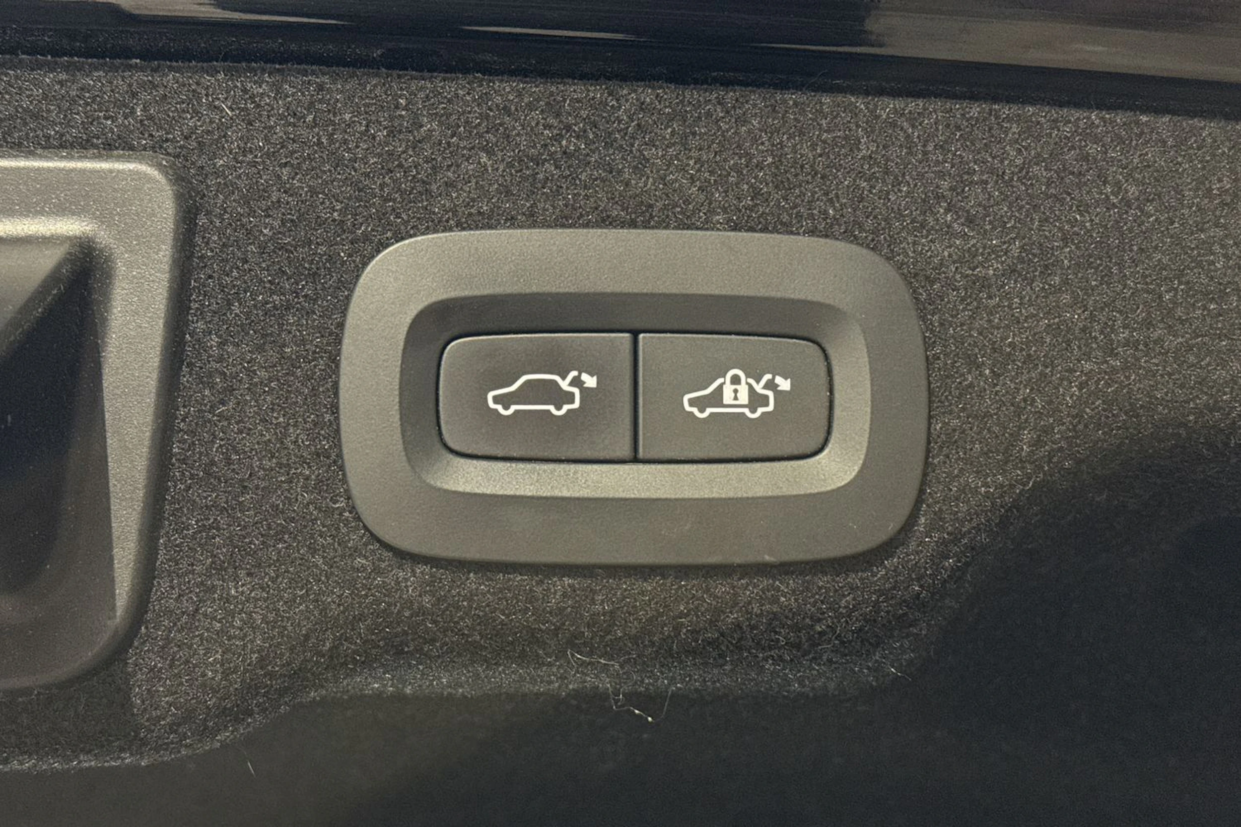 met. musta Volvo S90 2019 kuva 14.