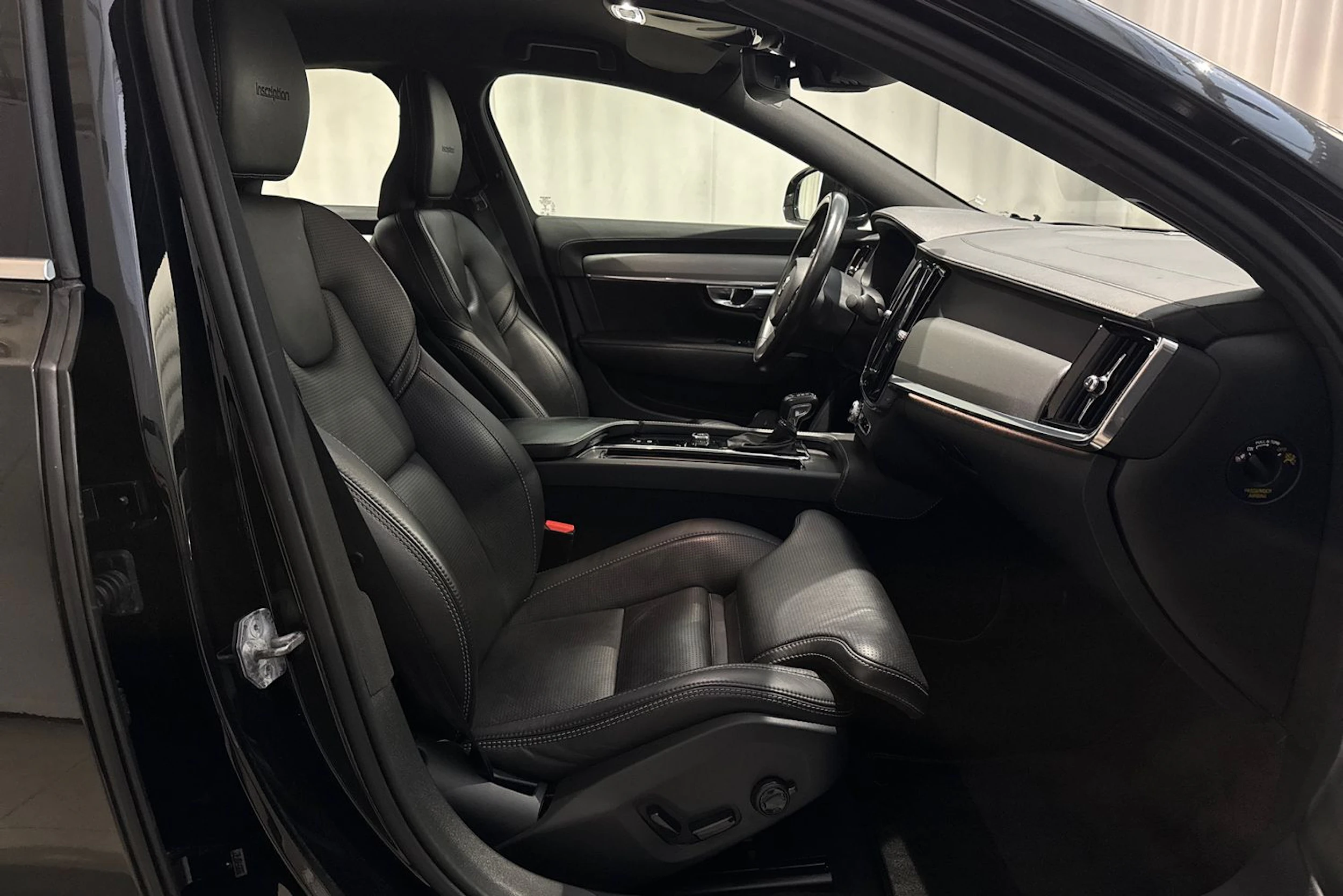 met. musta Volvo S90 2019 kuva 15.