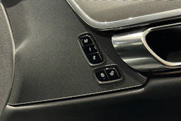 met. musta Volvo S90 2019 kuva 16.