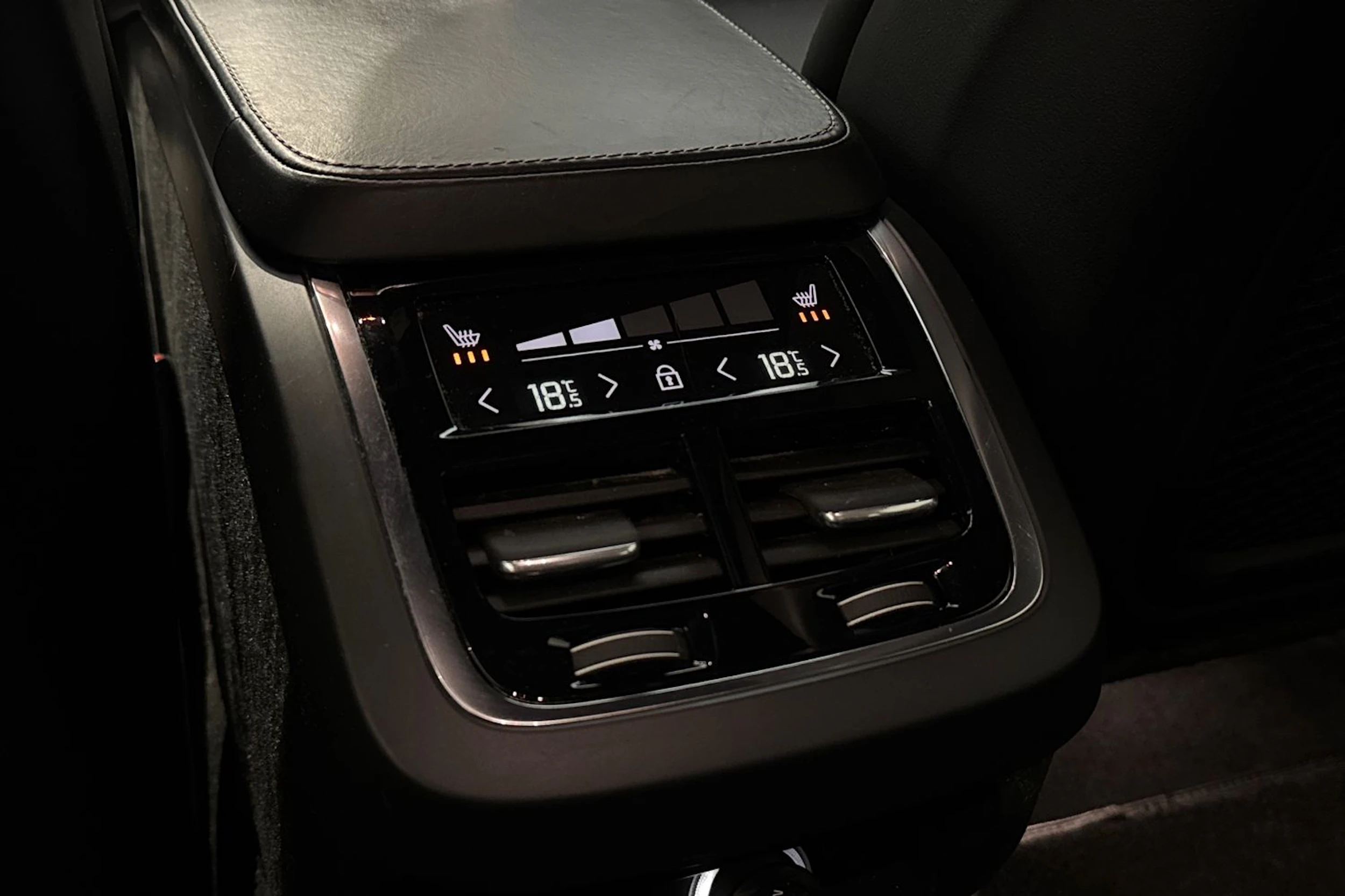 met. musta Volvo S90 2019 kuva 17.