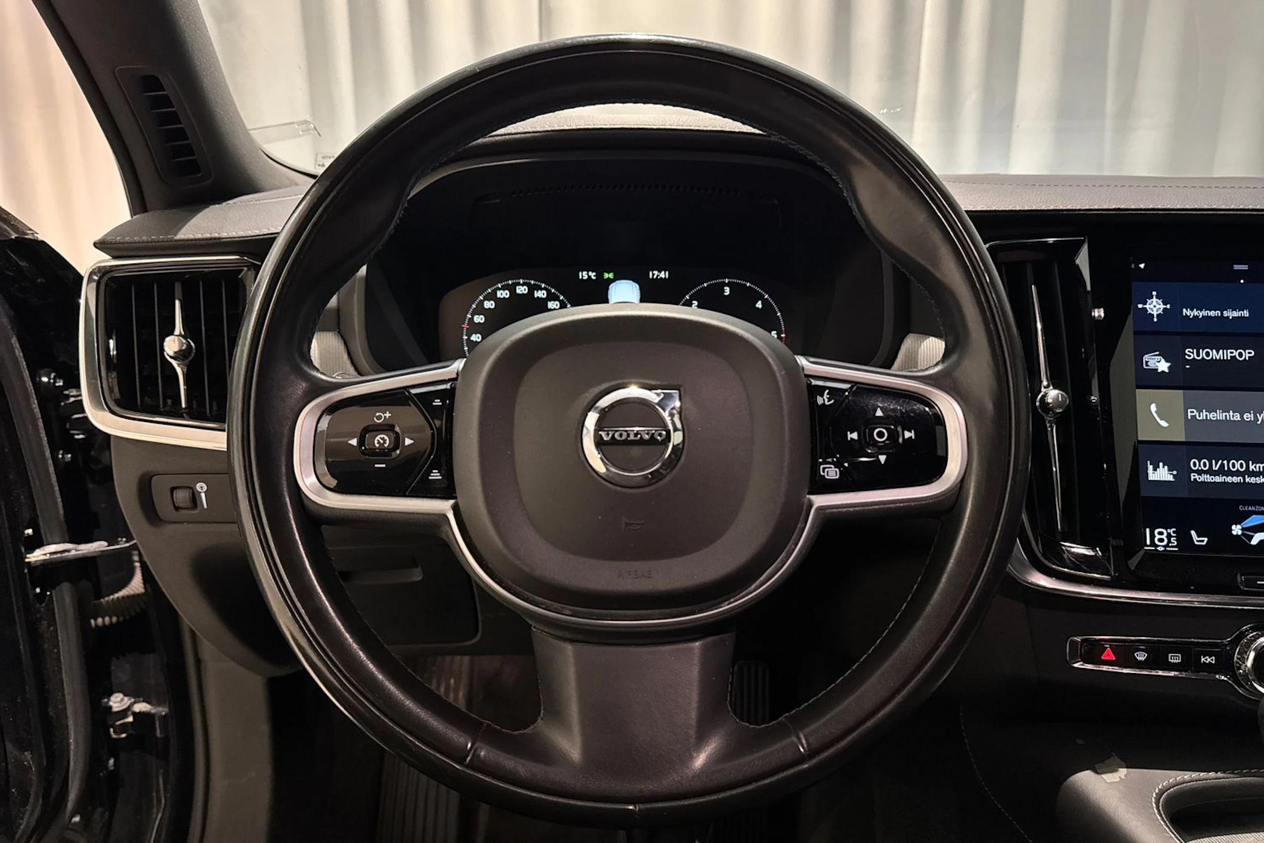 met. musta Volvo S90 2019 kuva 18.