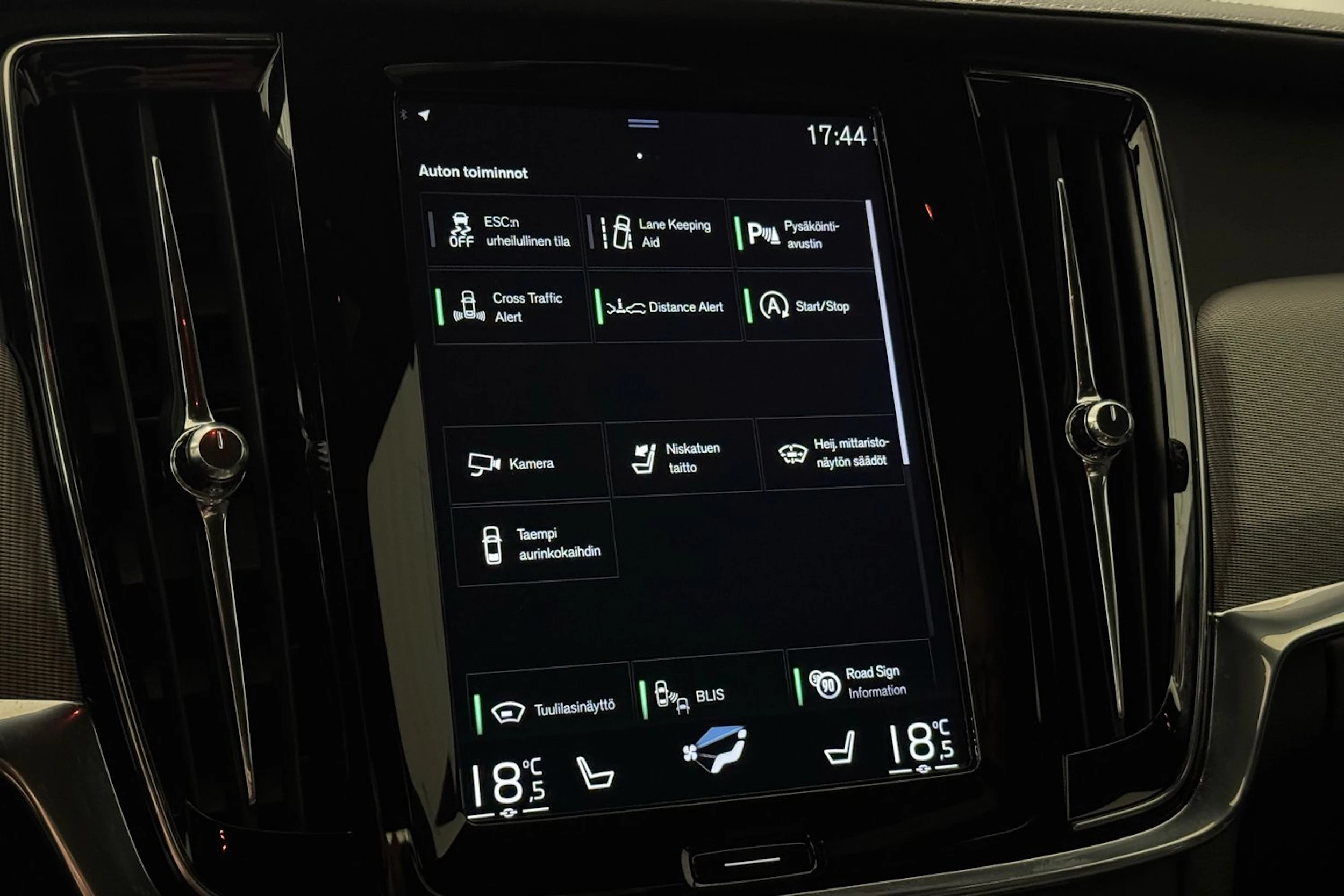 met. musta Volvo S90 2019 kuva 26.