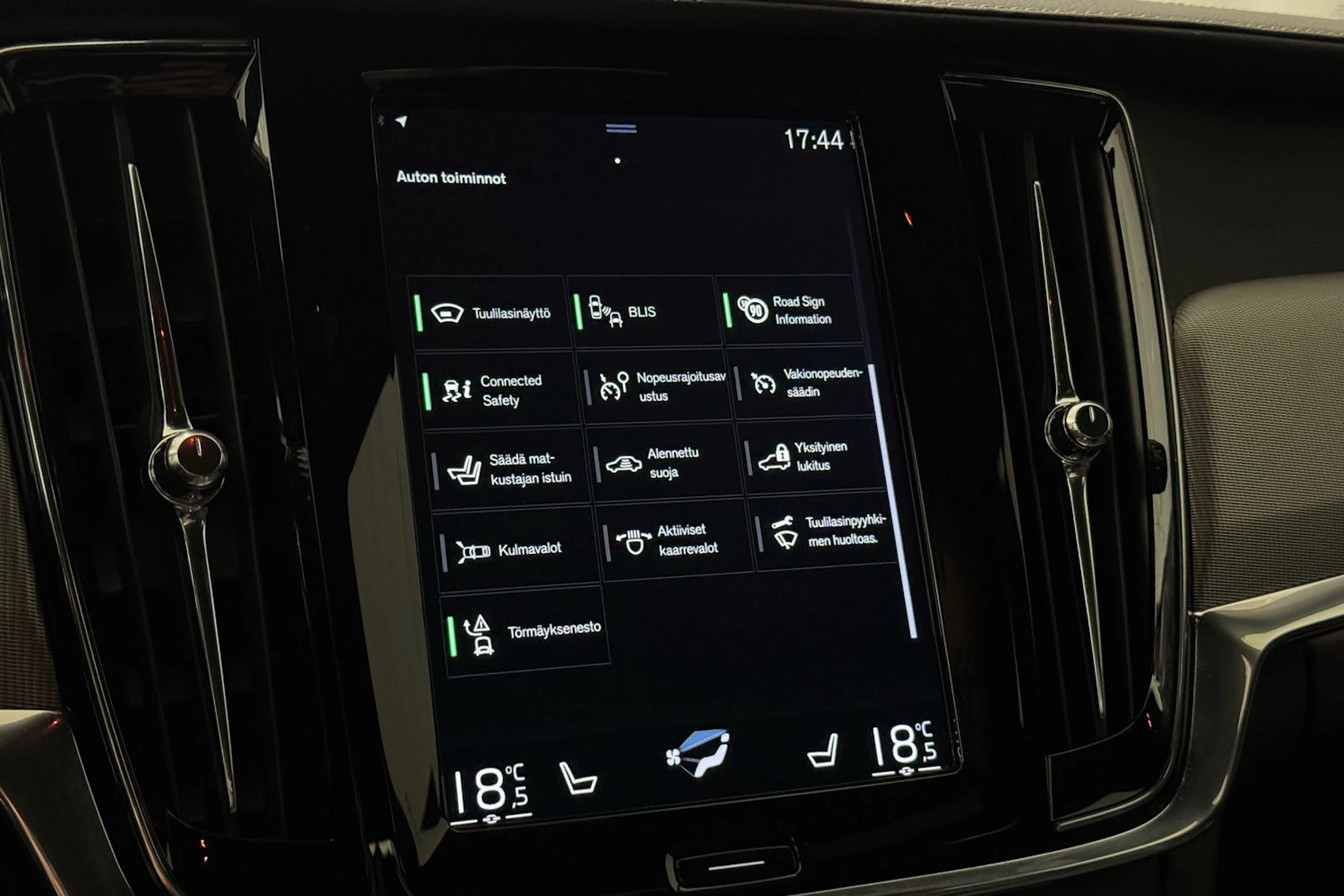 met. musta Volvo S90 2019 kuva 27.